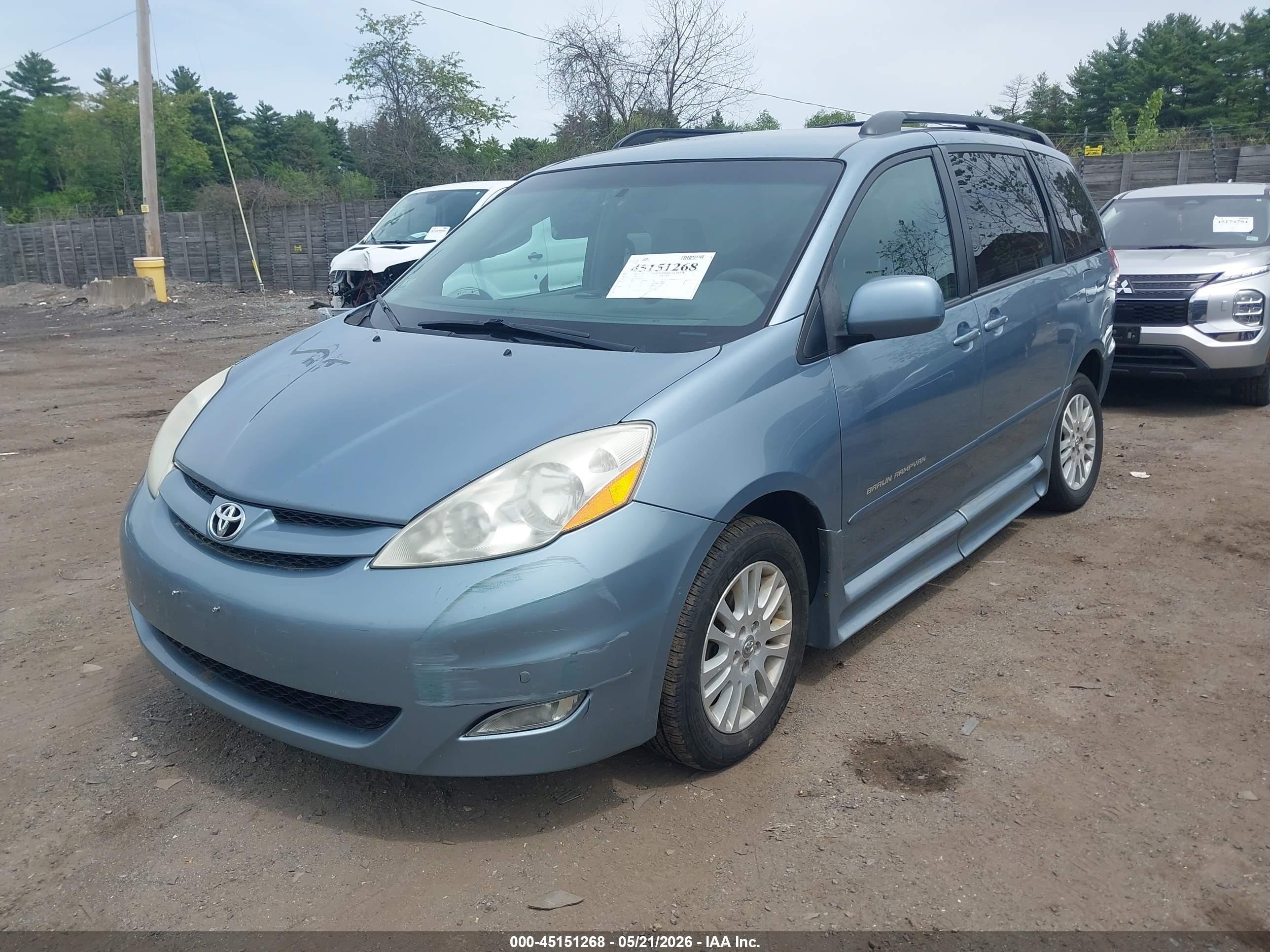 2010 Toyota Sienna Xle Light Blue vin: 5TDYK4CC1AS335440