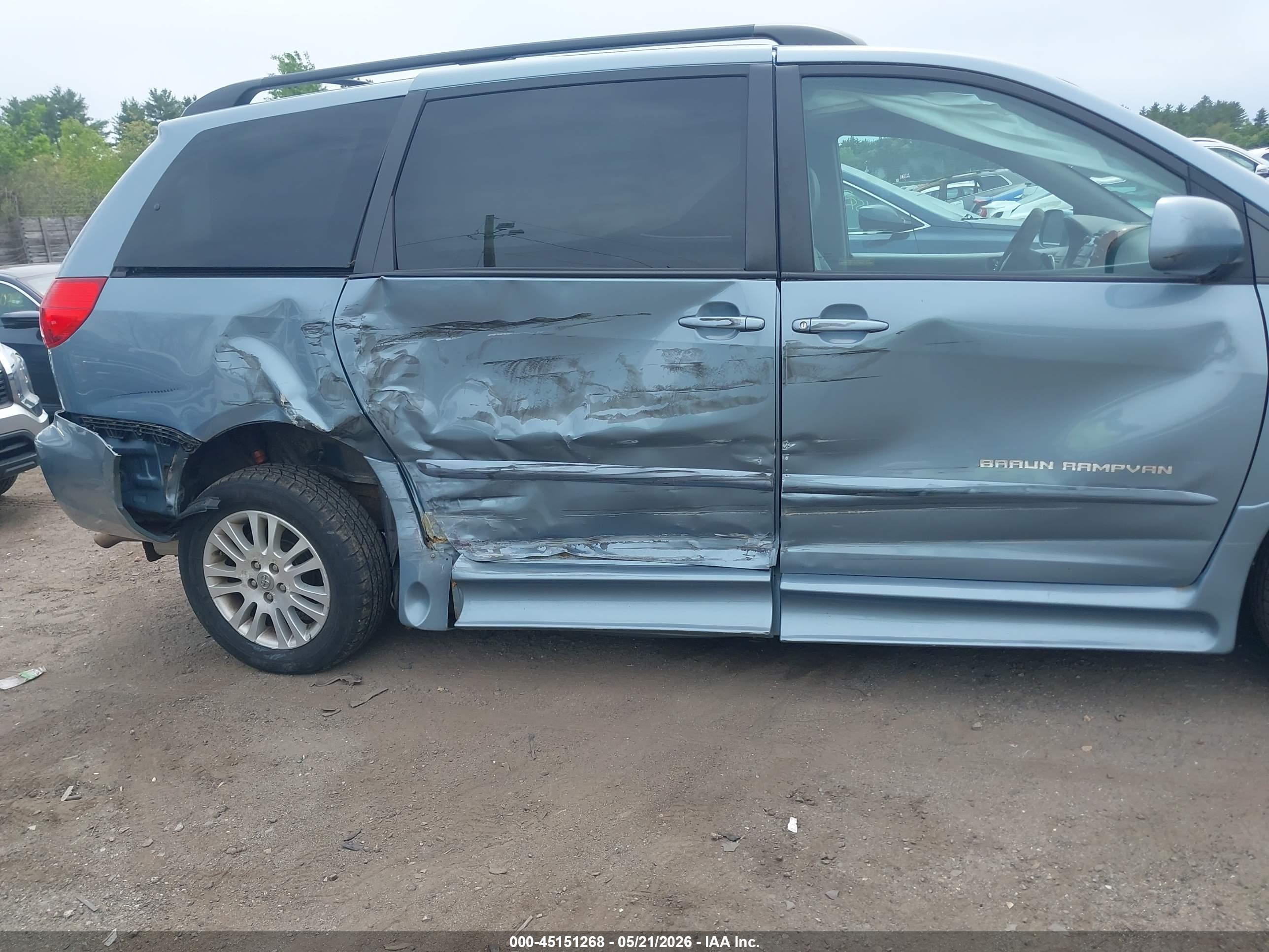 2010 Toyota Sienna Xle Light Blue vin: 5TDYK4CC1AS335440