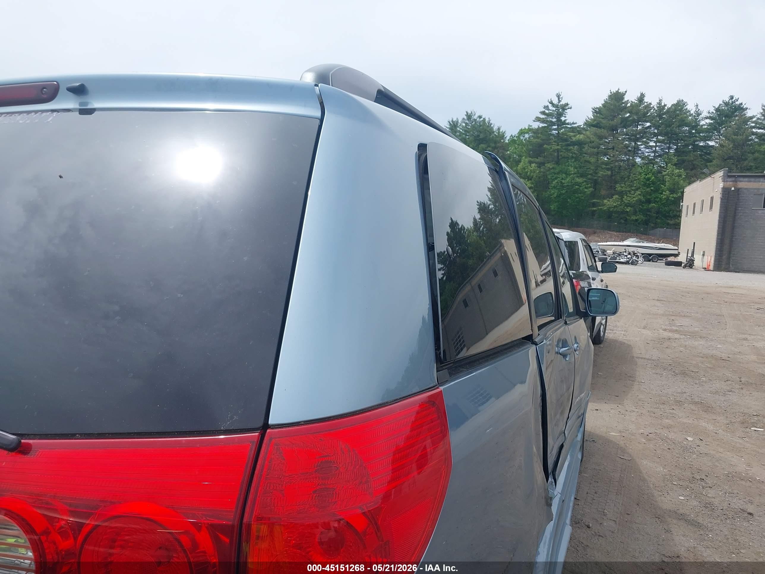 2010 Toyota Sienna Xle Light Blue vin: 5TDYK4CC1AS335440