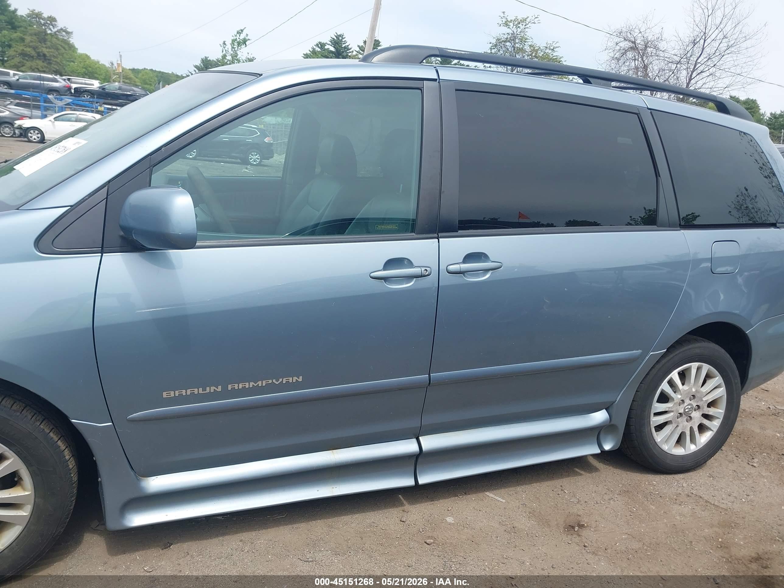 2010 Toyota Sienna Xle Light Blue vin: 5TDYK4CC1AS335440