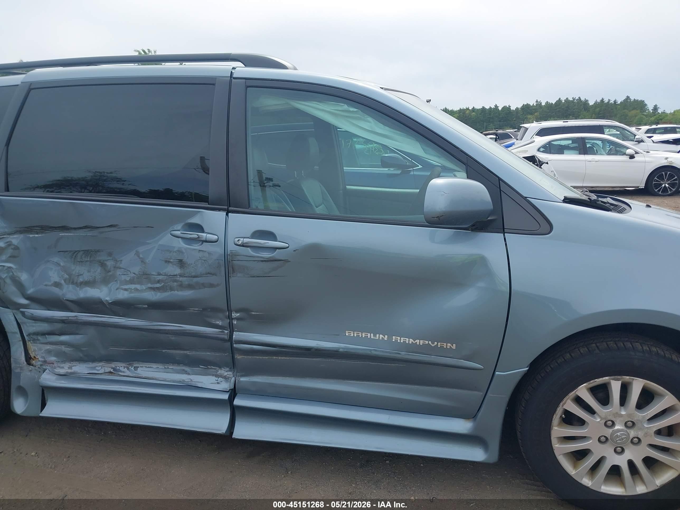 2010 Toyota Sienna Xle Light Blue vin: 5TDYK4CC1AS335440