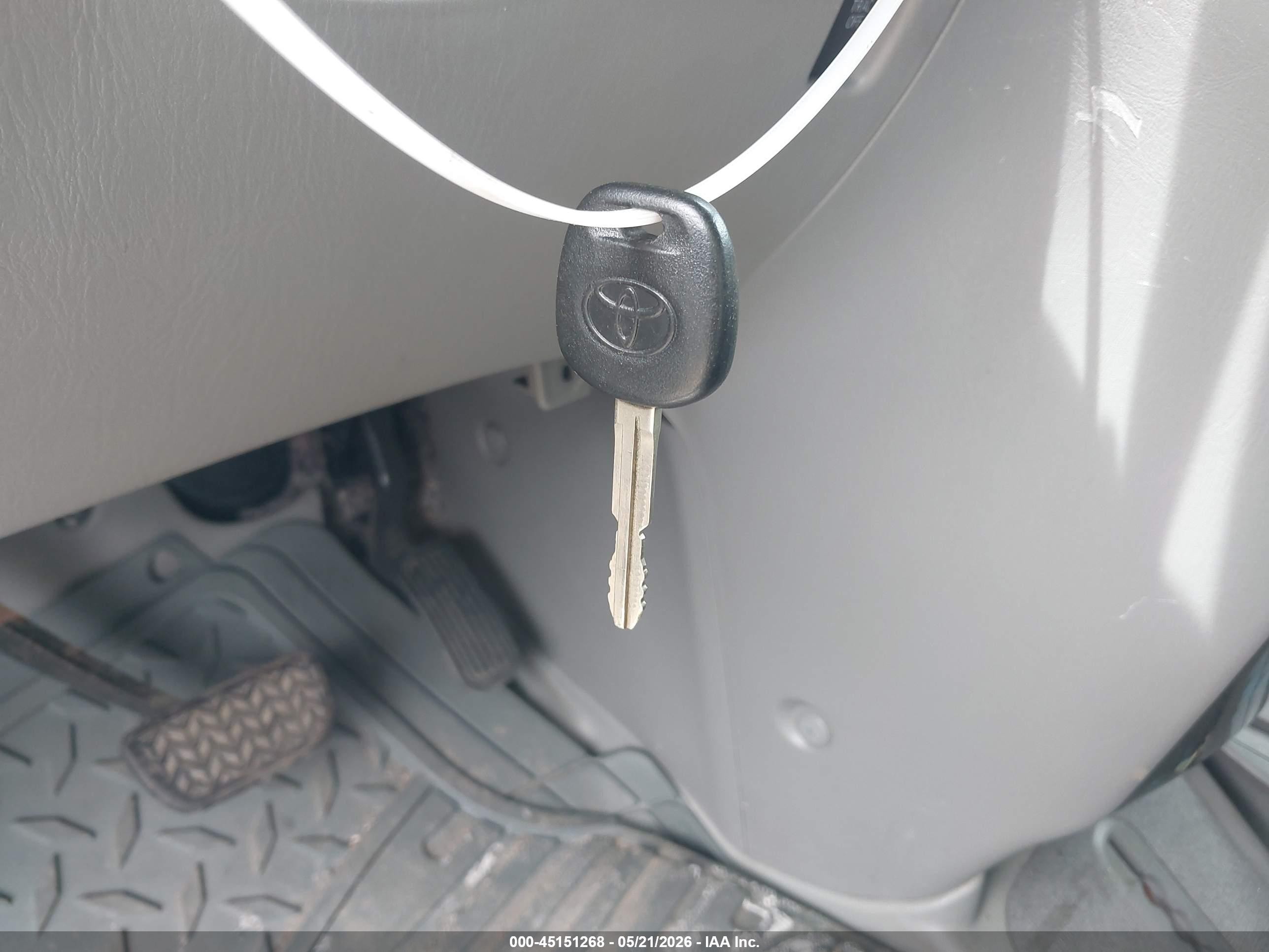 2010 Toyota Sienna Xle Light Blue vin: 5TDYK4CC1AS335440