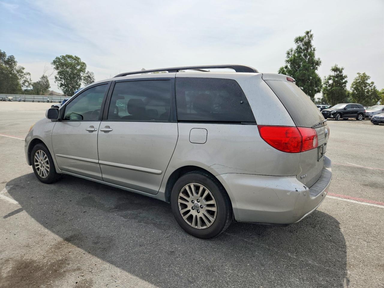 2010 Toyota Sienna Xle Silver vin: 5TDYK4CC2AS295434