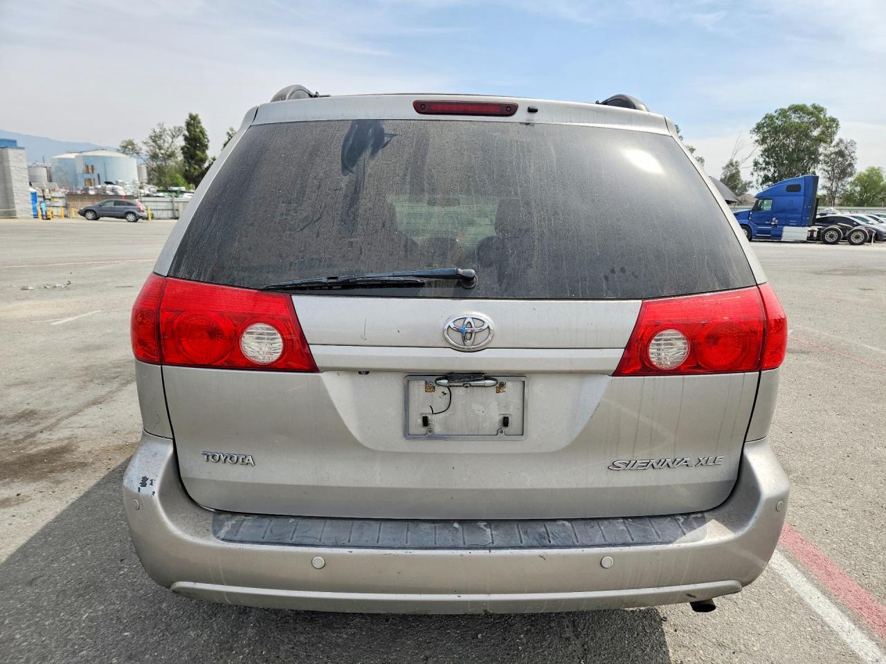 2010 Toyota Sienna Xle Silver vin: 5TDYK4CC2AS295434