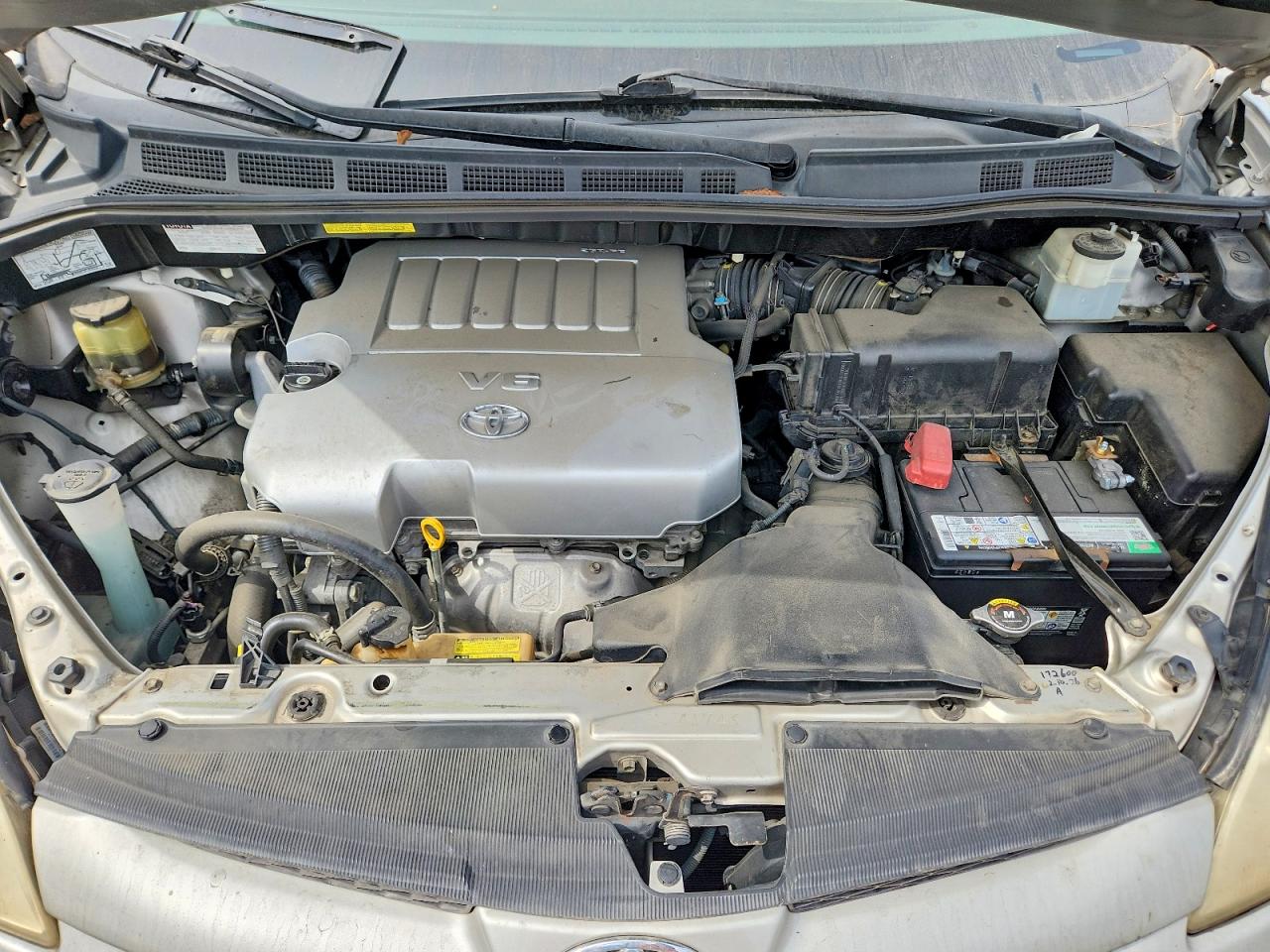 2010 Toyota Sienna Xle Silver vin: 5TDYK4CC2AS295434