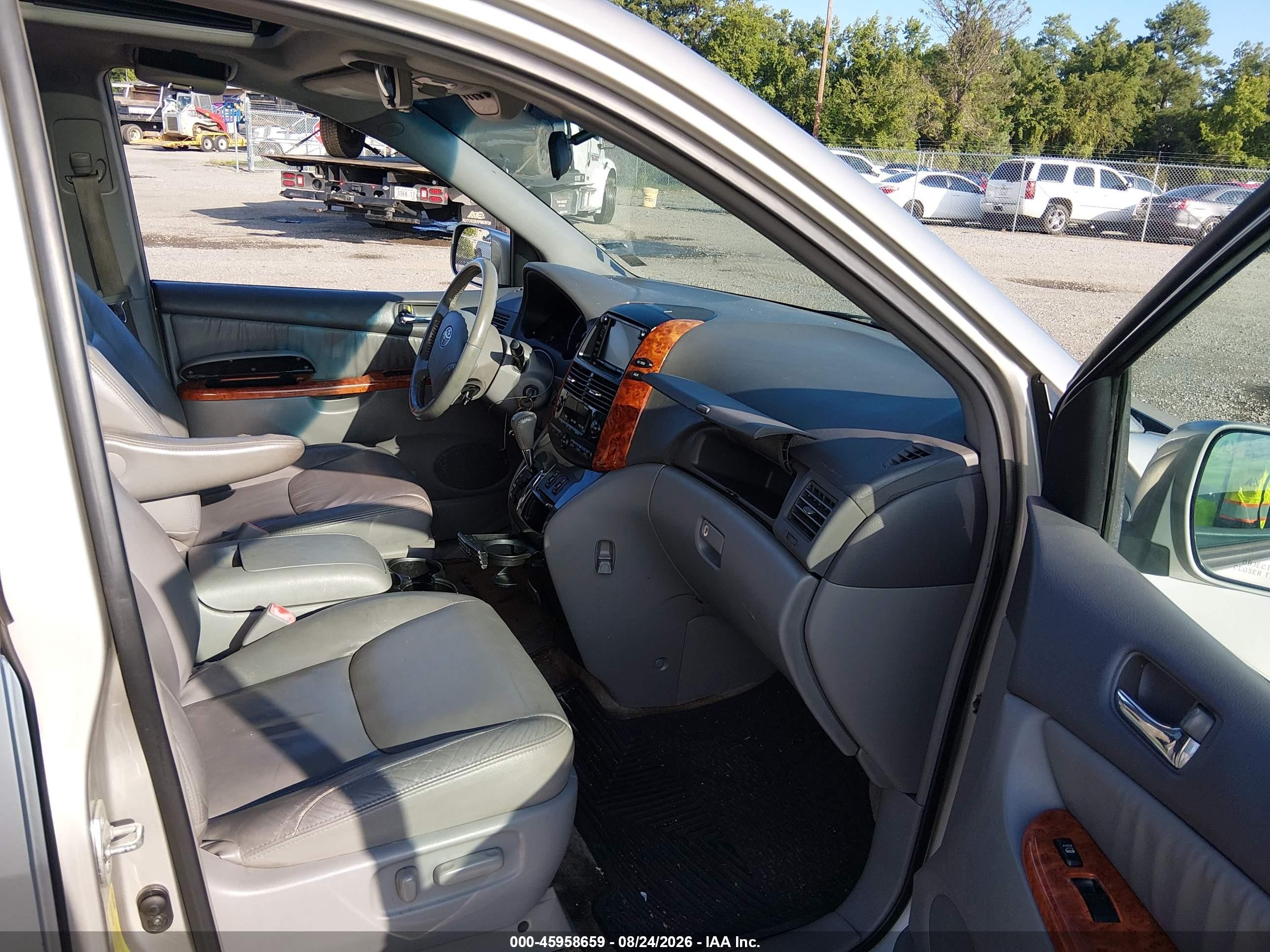 2010 Toyota Sienna Xle Silver vin: 5TDYK4CC2AS311907