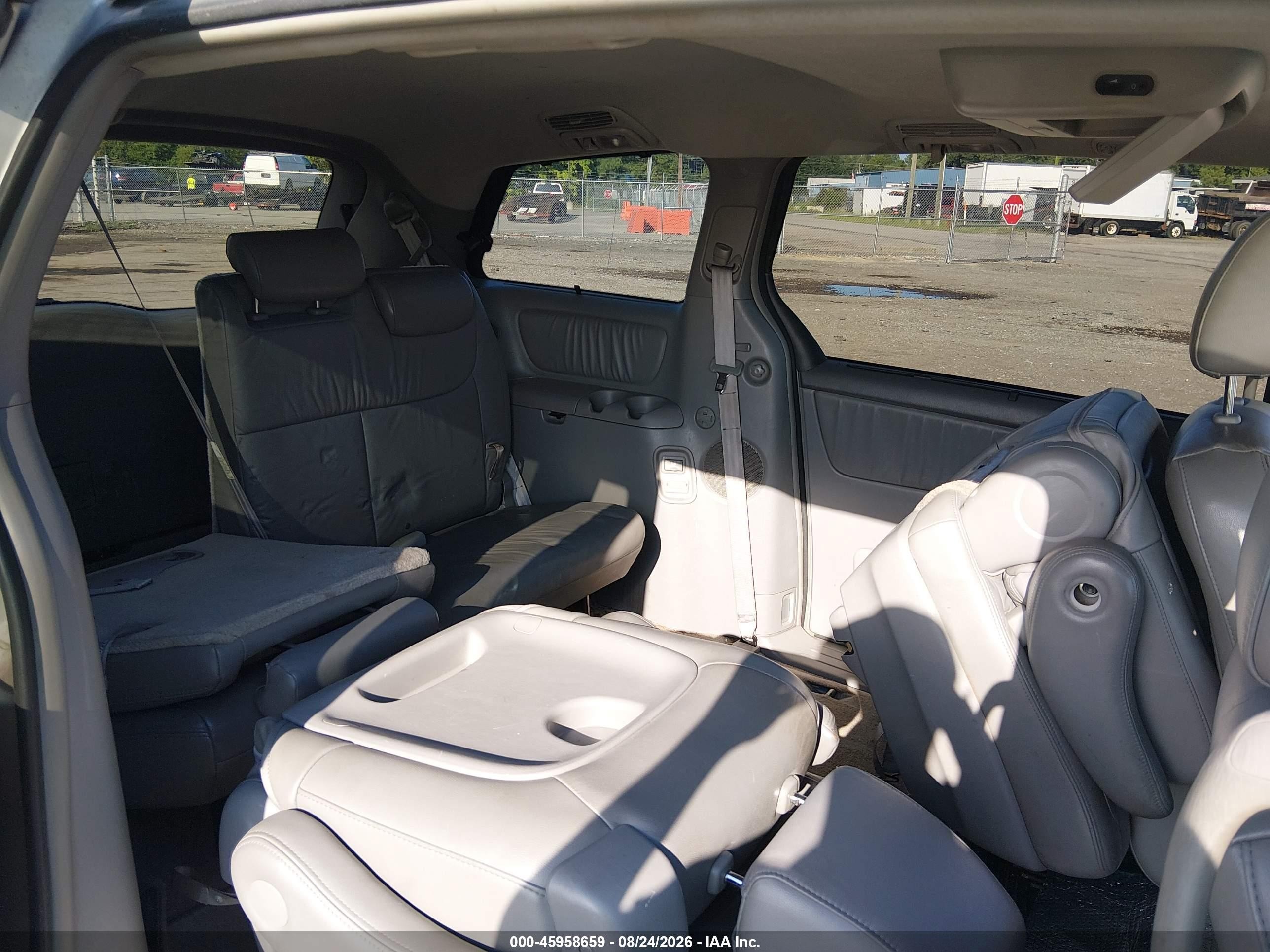 2010 Toyota Sienna Xle Silver vin: 5TDYK4CC2AS311907