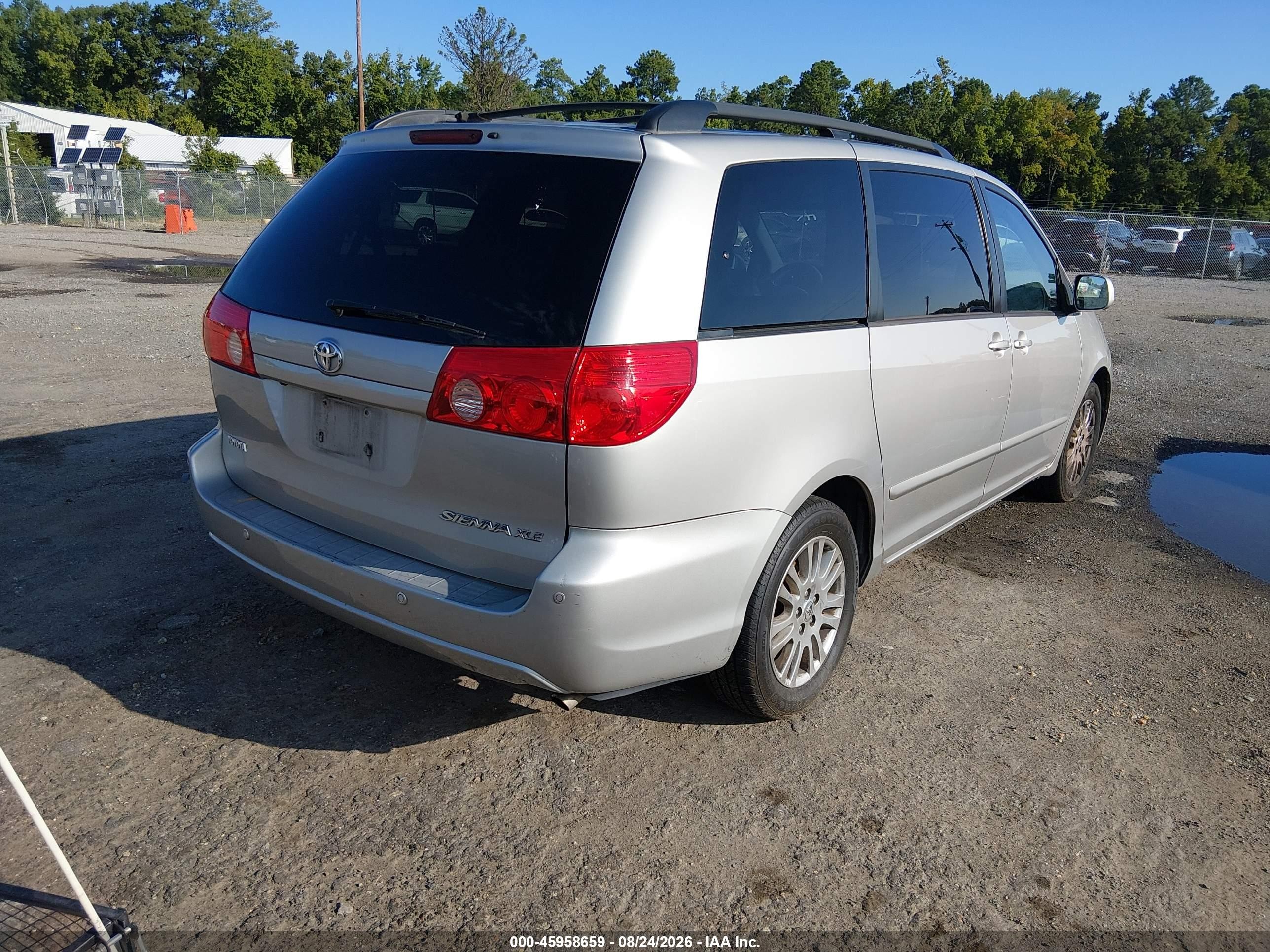 2010 Toyota Sienna Xle Silver vin: 5TDYK4CC2AS311907