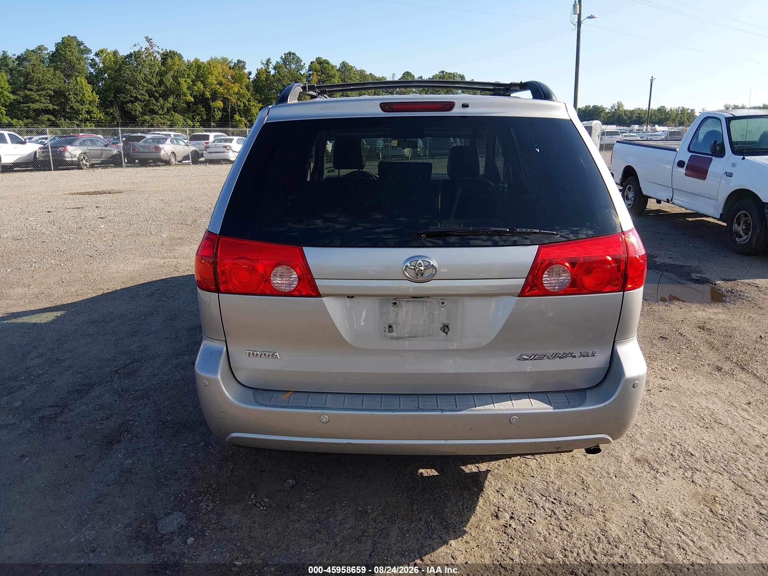 2010 Toyota Sienna Xle Silver vin: 5TDYK4CC2AS311907