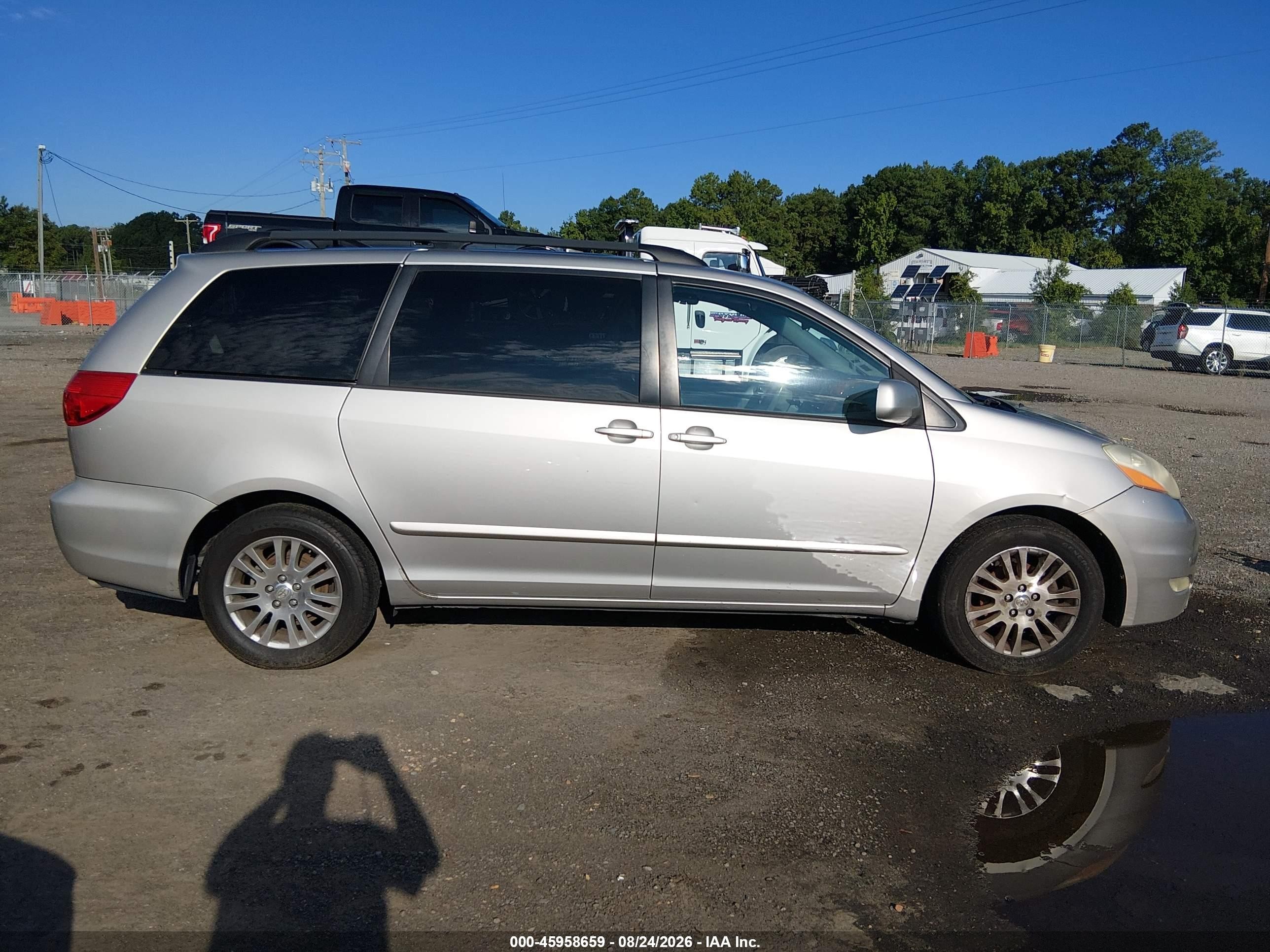2010 Toyota Sienna Xle Silver vin: 5TDYK4CC2AS311907