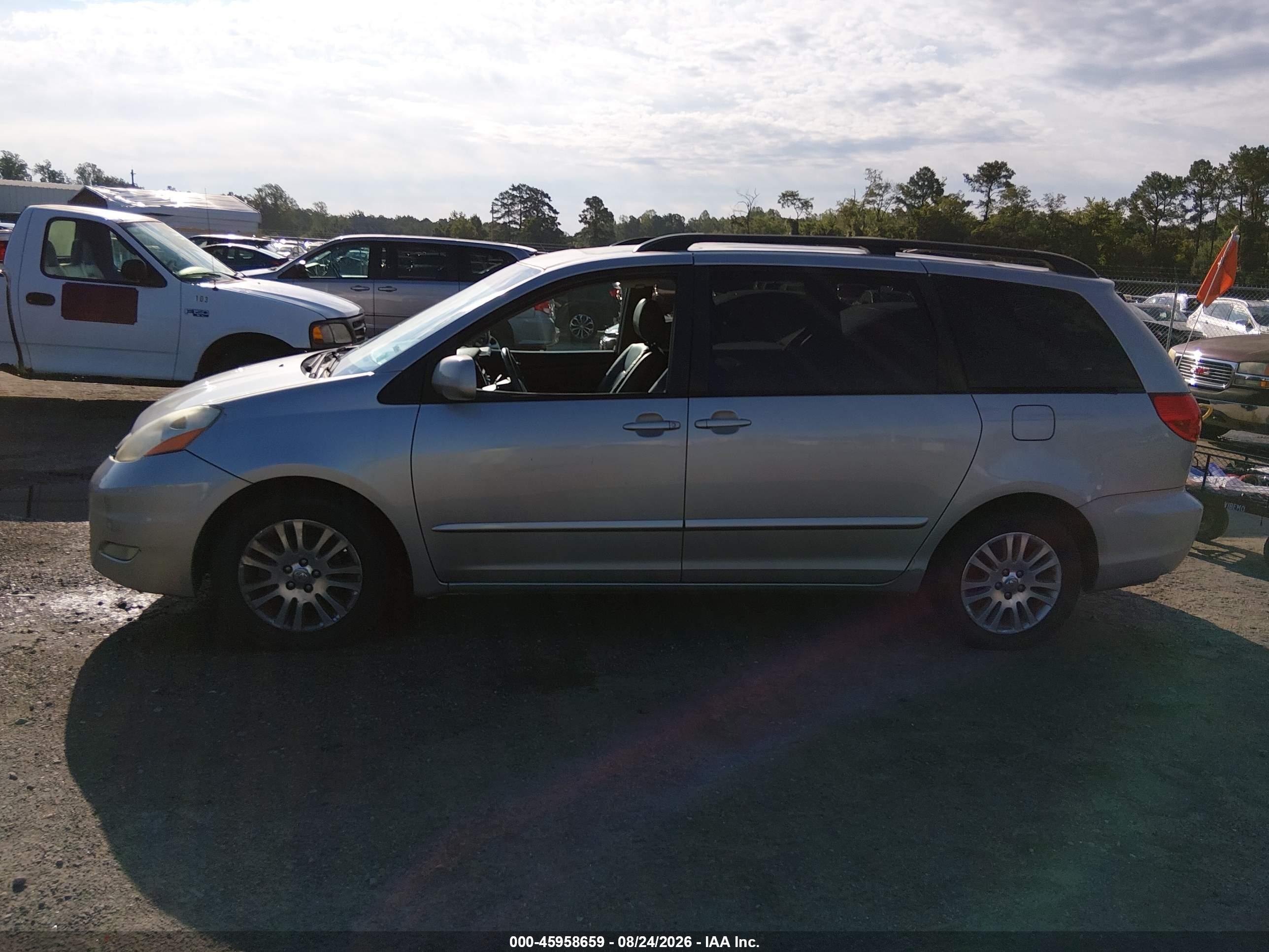 2010 Toyota Sienna Xle Silver vin: 5TDYK4CC2AS311907