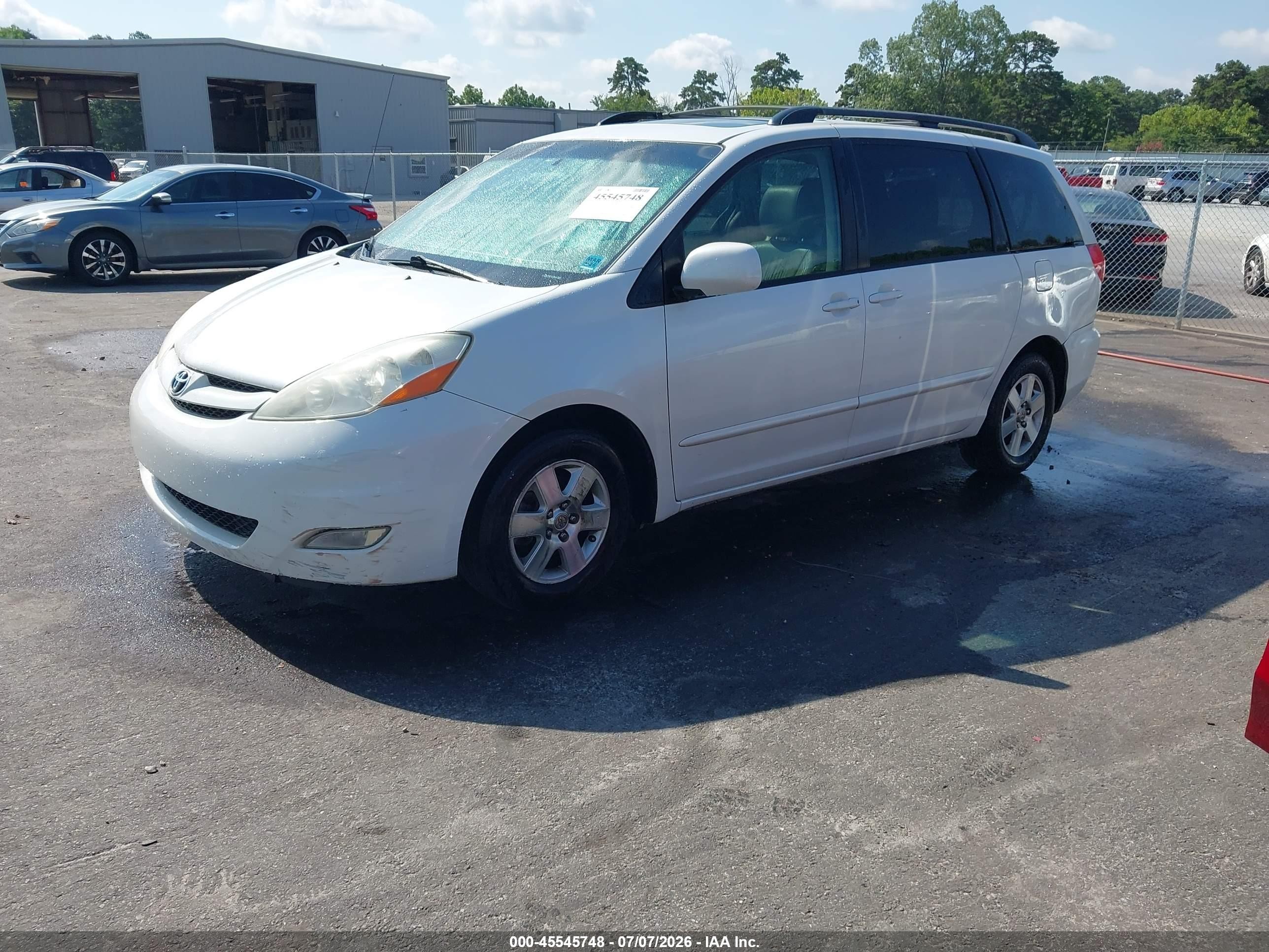 2010 Toyota Sienna Xle White vin: 5TDYK4CC2AS315827