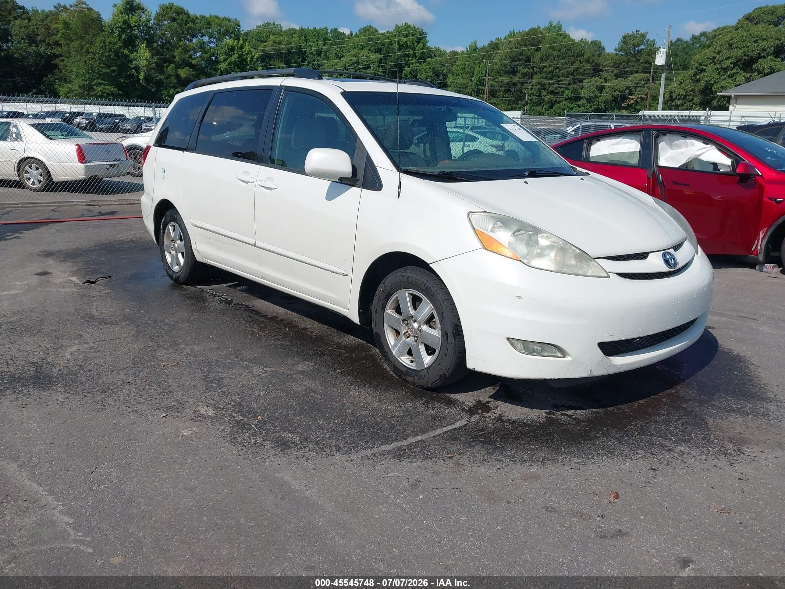 2010 Toyota Sienna Xle White vin: 5TDYK4CC2AS315827