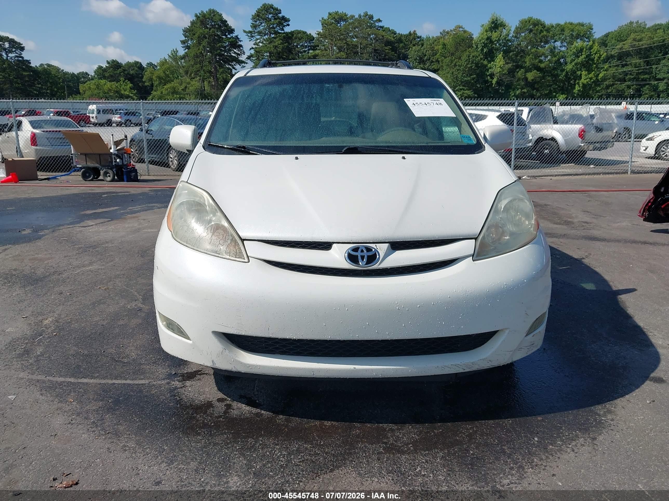 2010 Toyota Sienna Xle White vin: 5TDYK4CC2AS315827