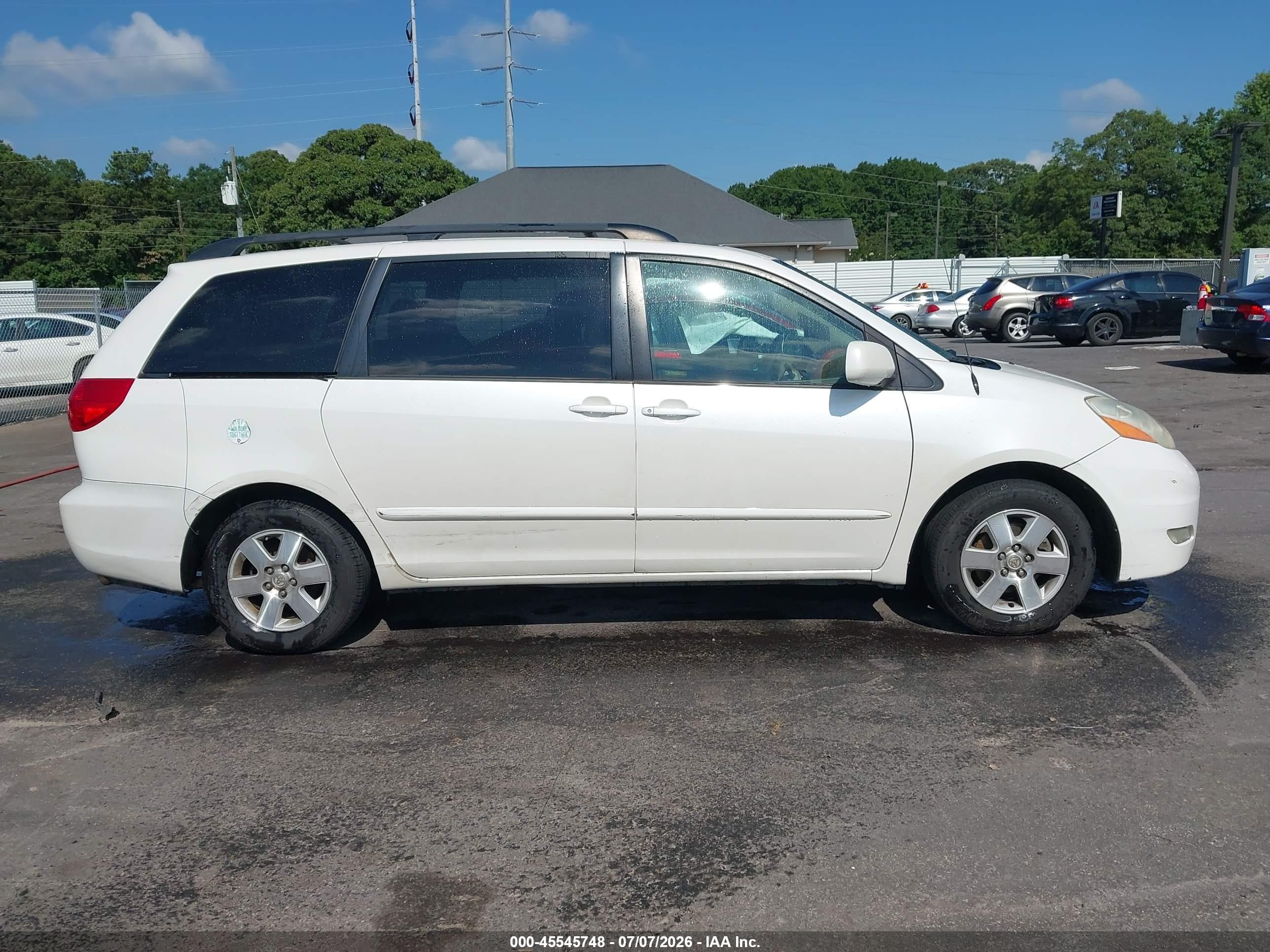 2010 Toyota Sienna Xle White vin: 5TDYK4CC2AS315827