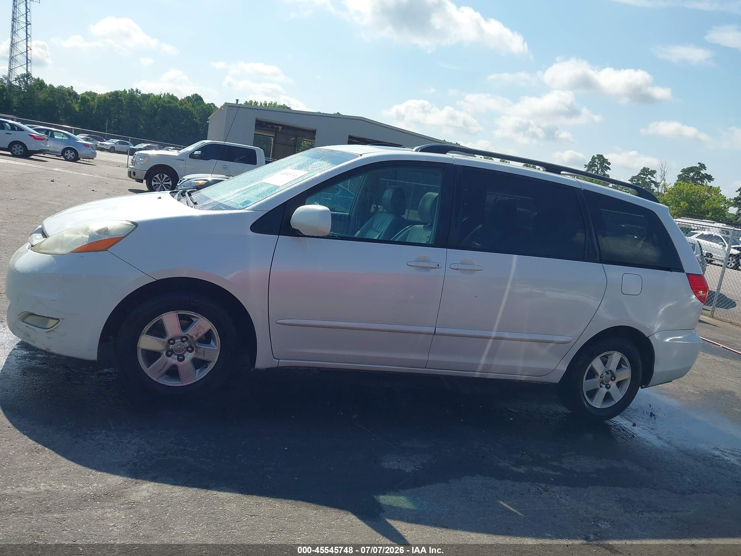 2010 Toyota Sienna Xle White vin: 5TDYK4CC2AS315827