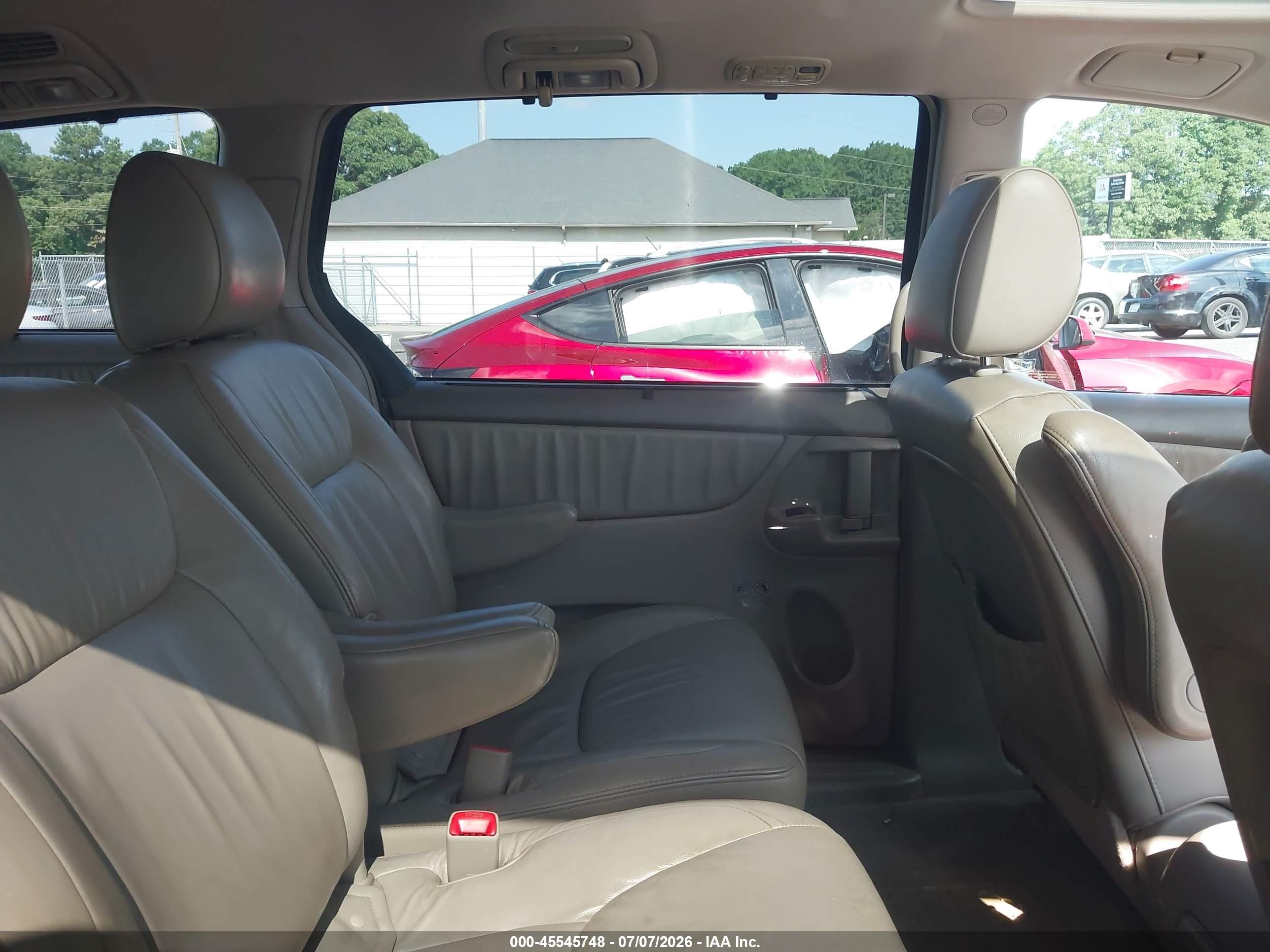 2010 Toyota Sienna Xle White vin: 5TDYK4CC2AS315827