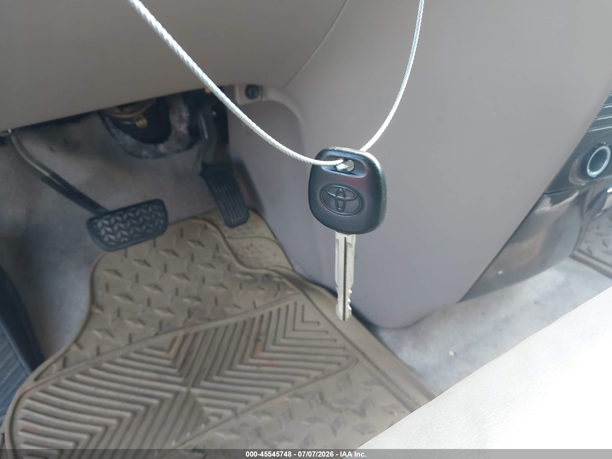 2010 Toyota Sienna Xle White vin: 5TDYK4CC2AS315827
