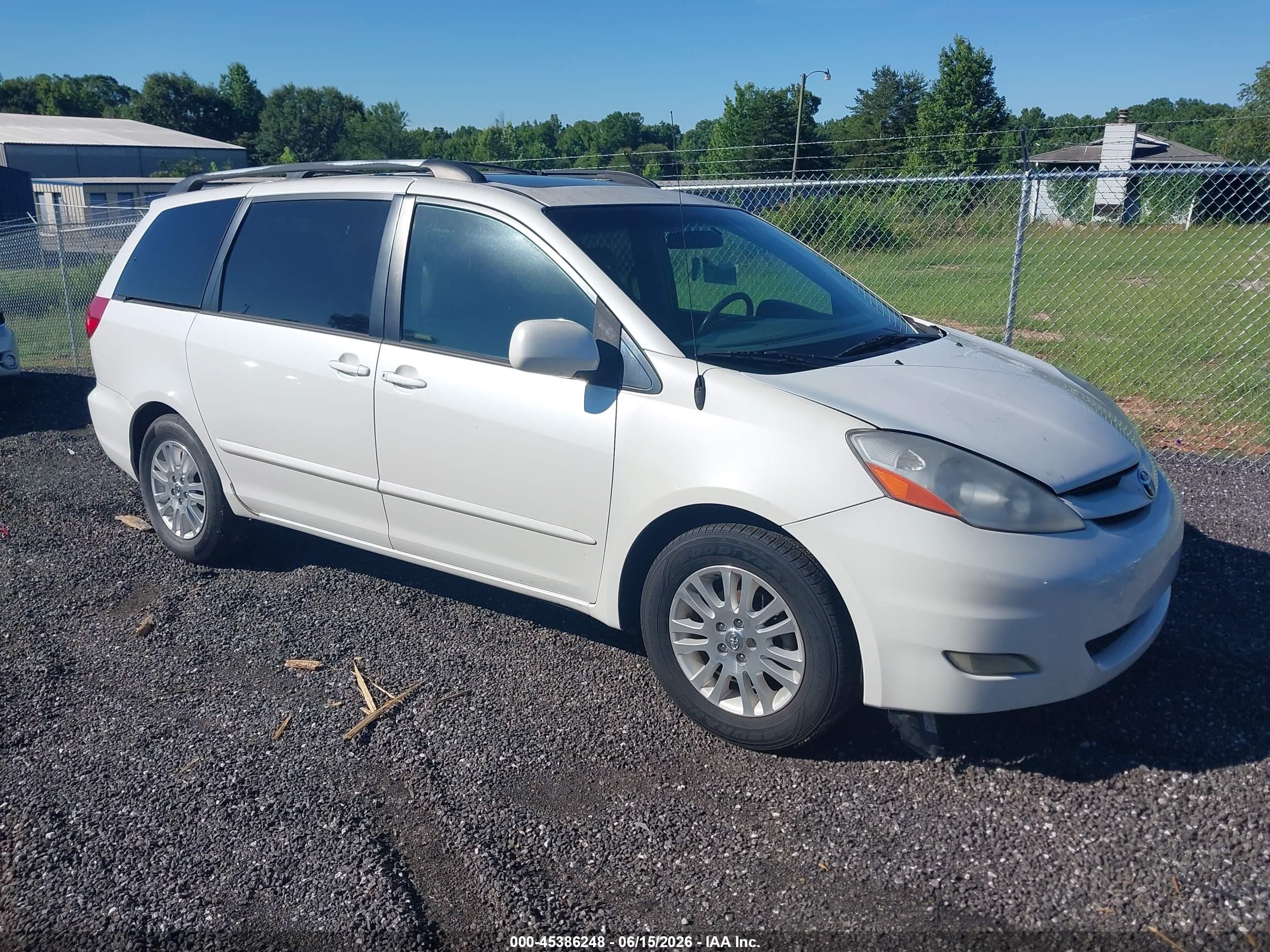 2010 Toyota Sienna Xle White vin: 5TDYK4CC2AS331011