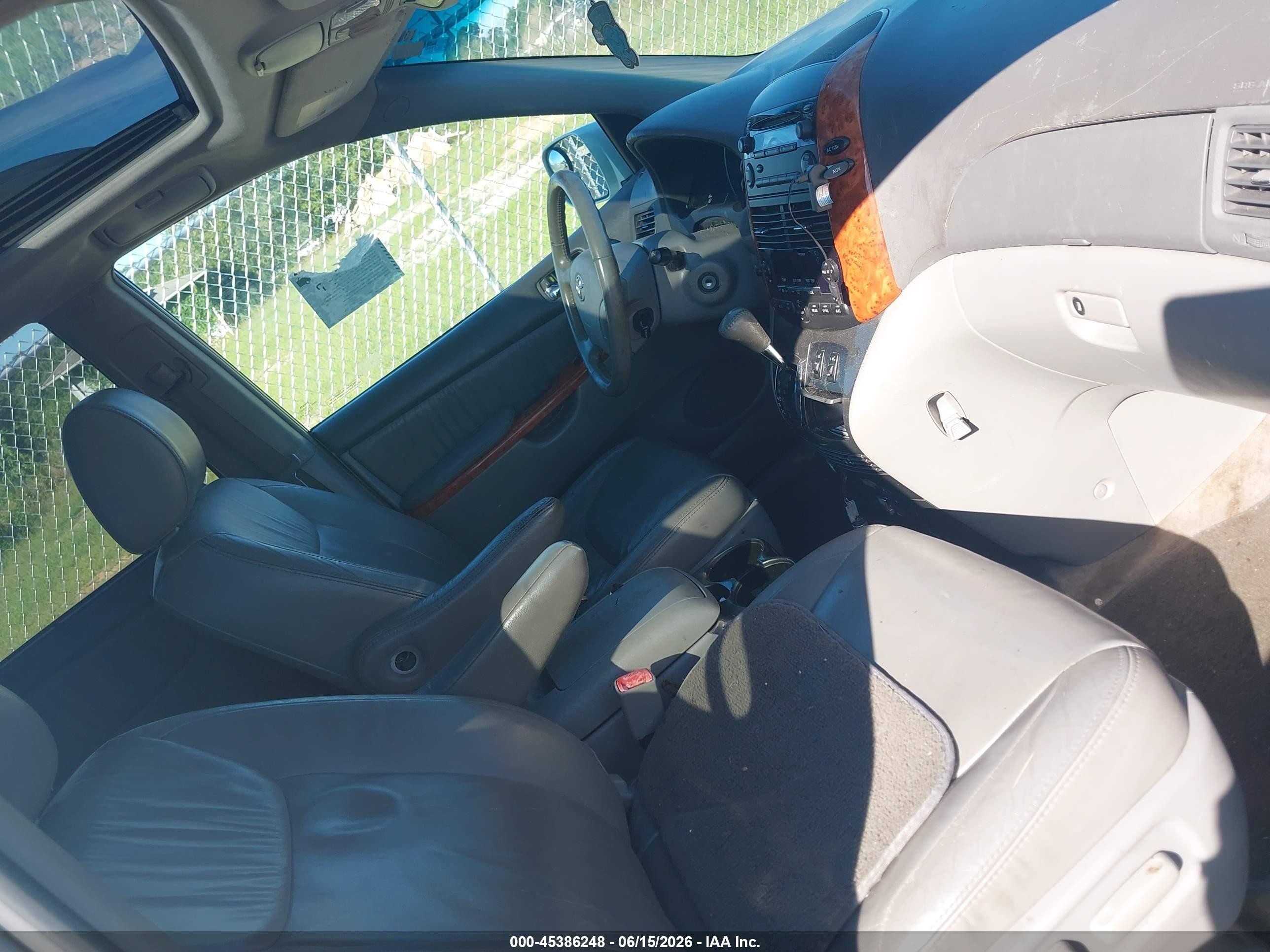 2010 Toyota Sienna Xle White vin: 5TDYK4CC2AS331011