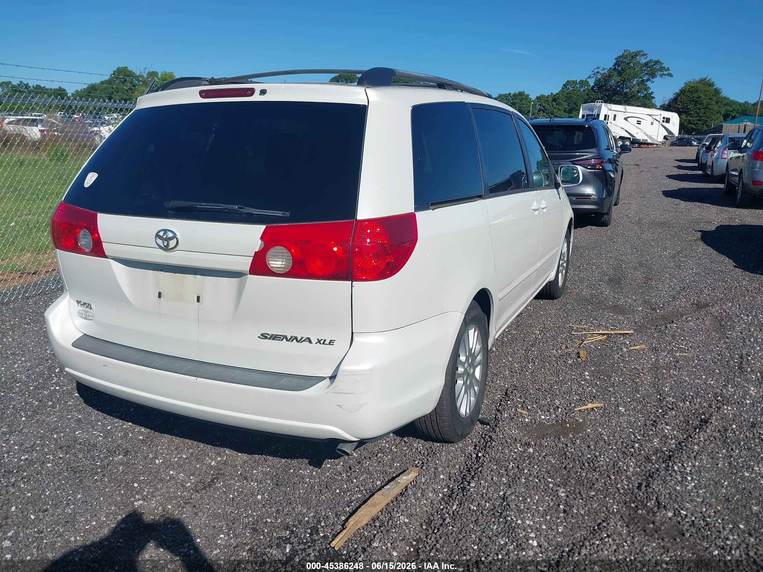 2010 Toyota Sienna Xle White vin: 5TDYK4CC2AS331011