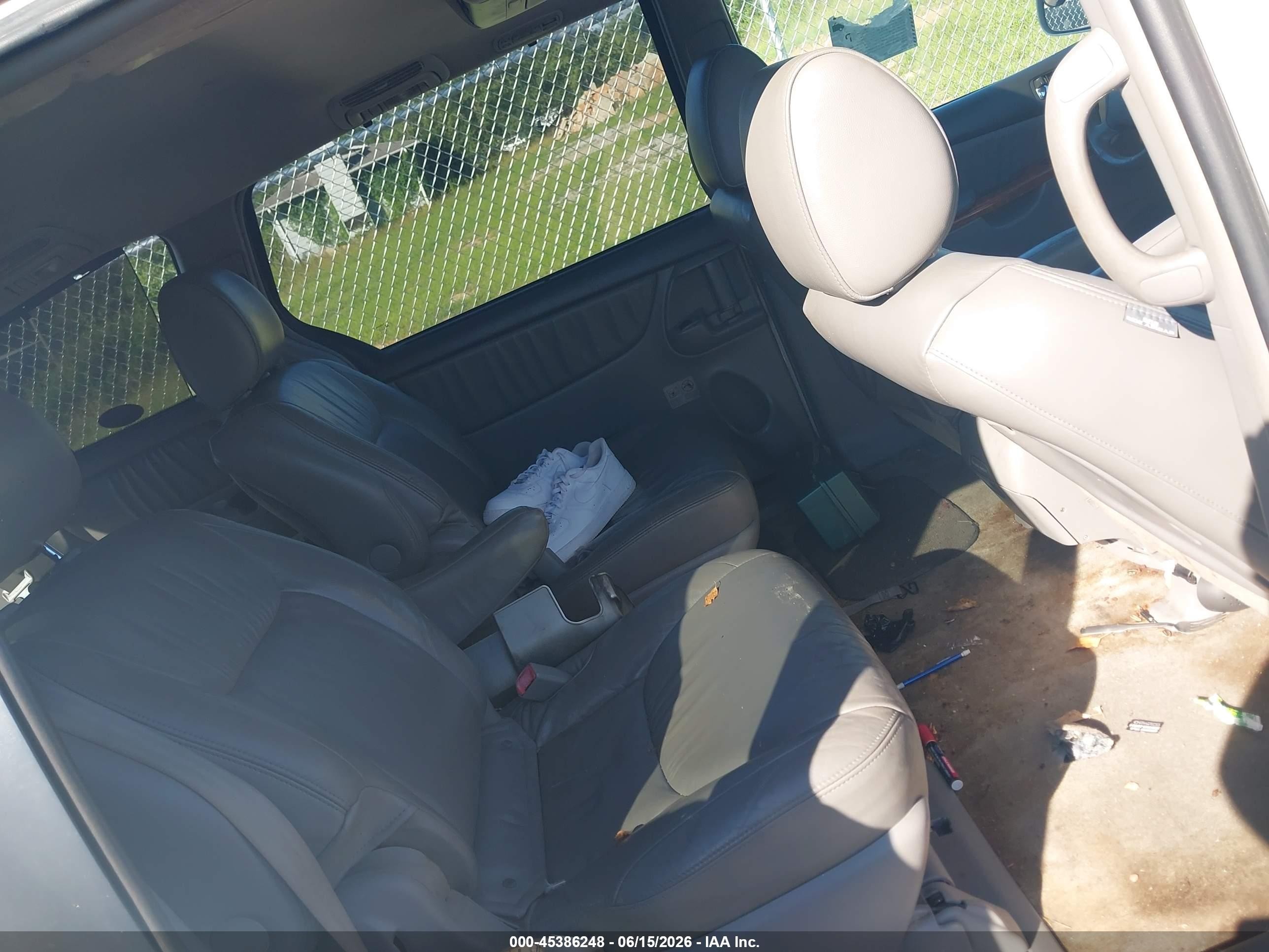 2010 Toyota Sienna Xle White vin: 5TDYK4CC2AS331011