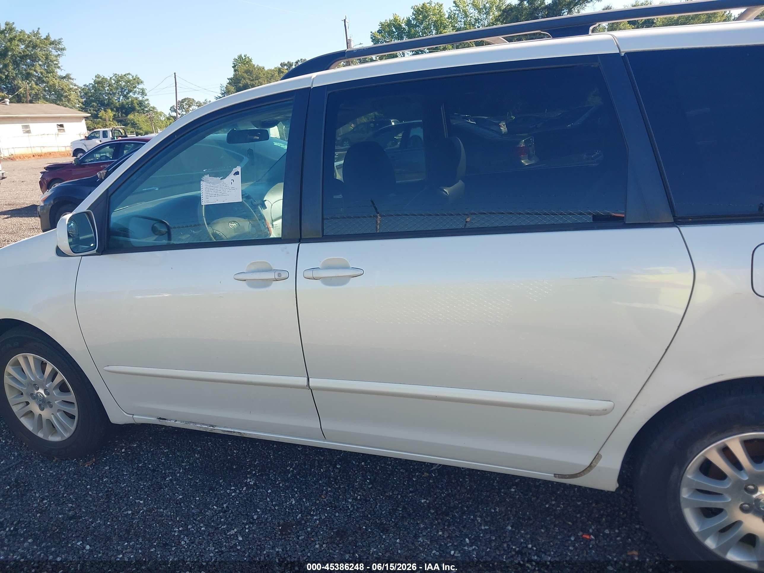 2010 Toyota Sienna Xle White vin: 5TDYK4CC2AS331011