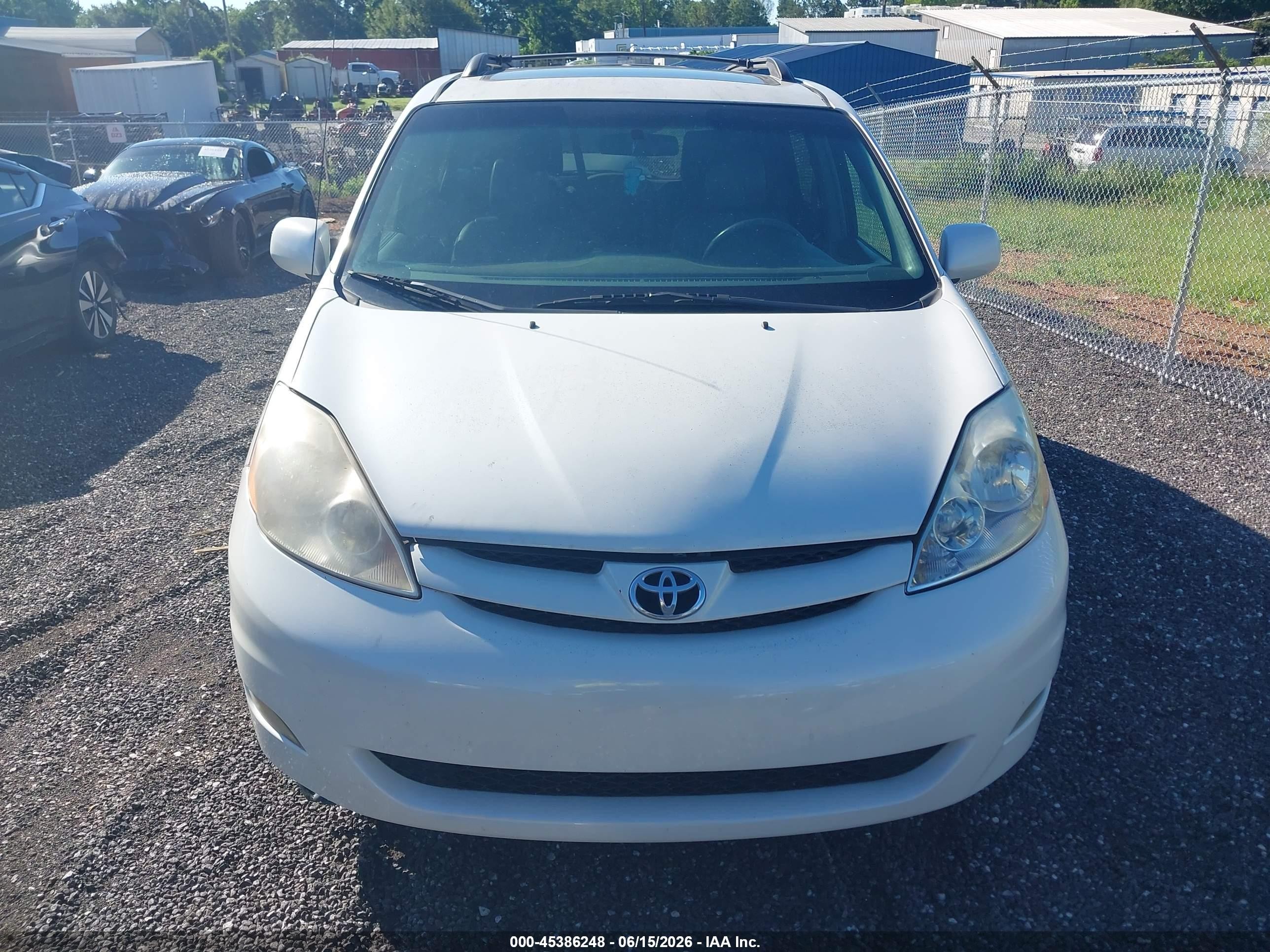 2010 Toyota Sienna Xle White vin: 5TDYK4CC2AS331011