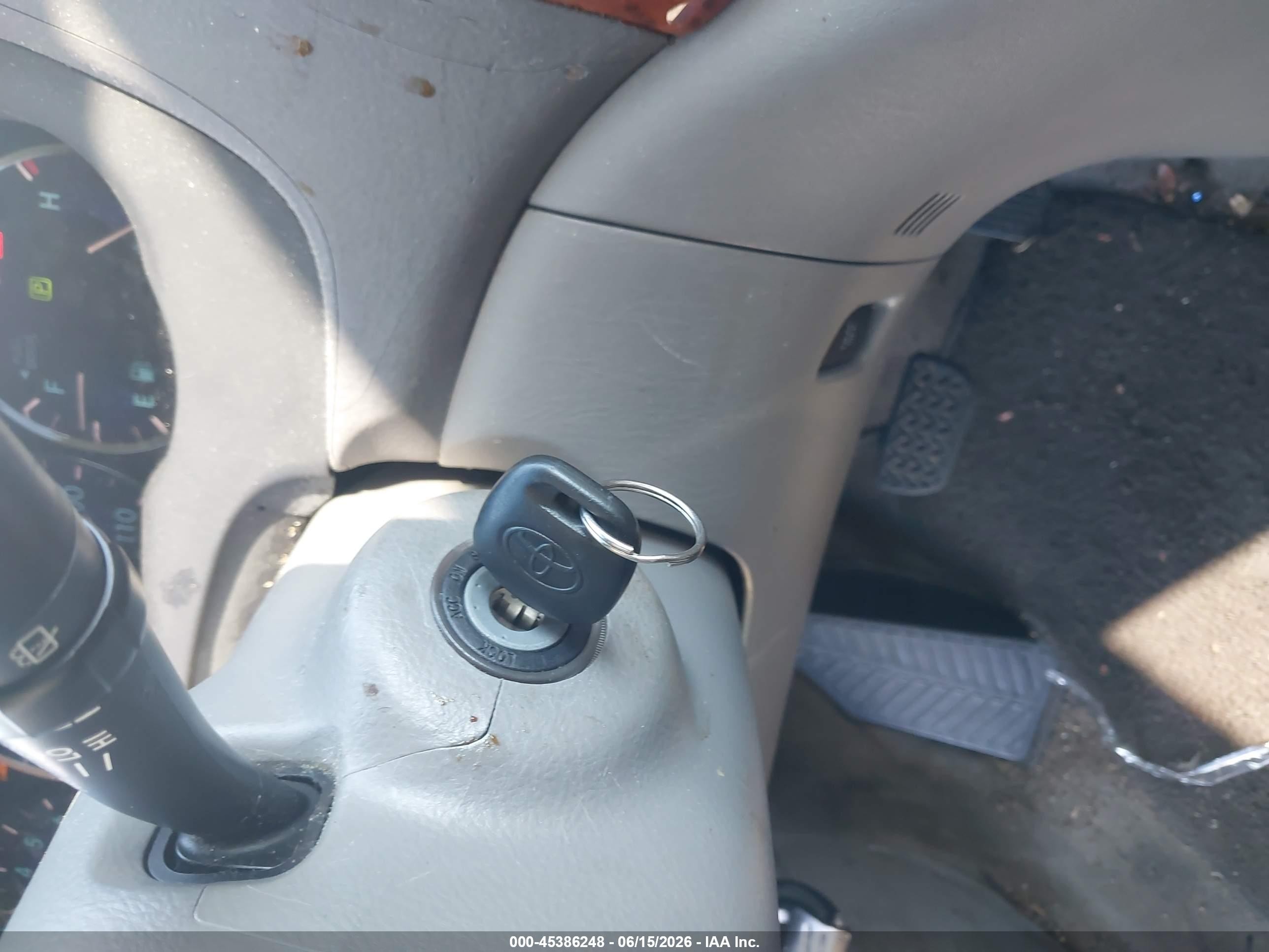 2010 Toyota Sienna Xle White vin: 5TDYK4CC2AS331011
