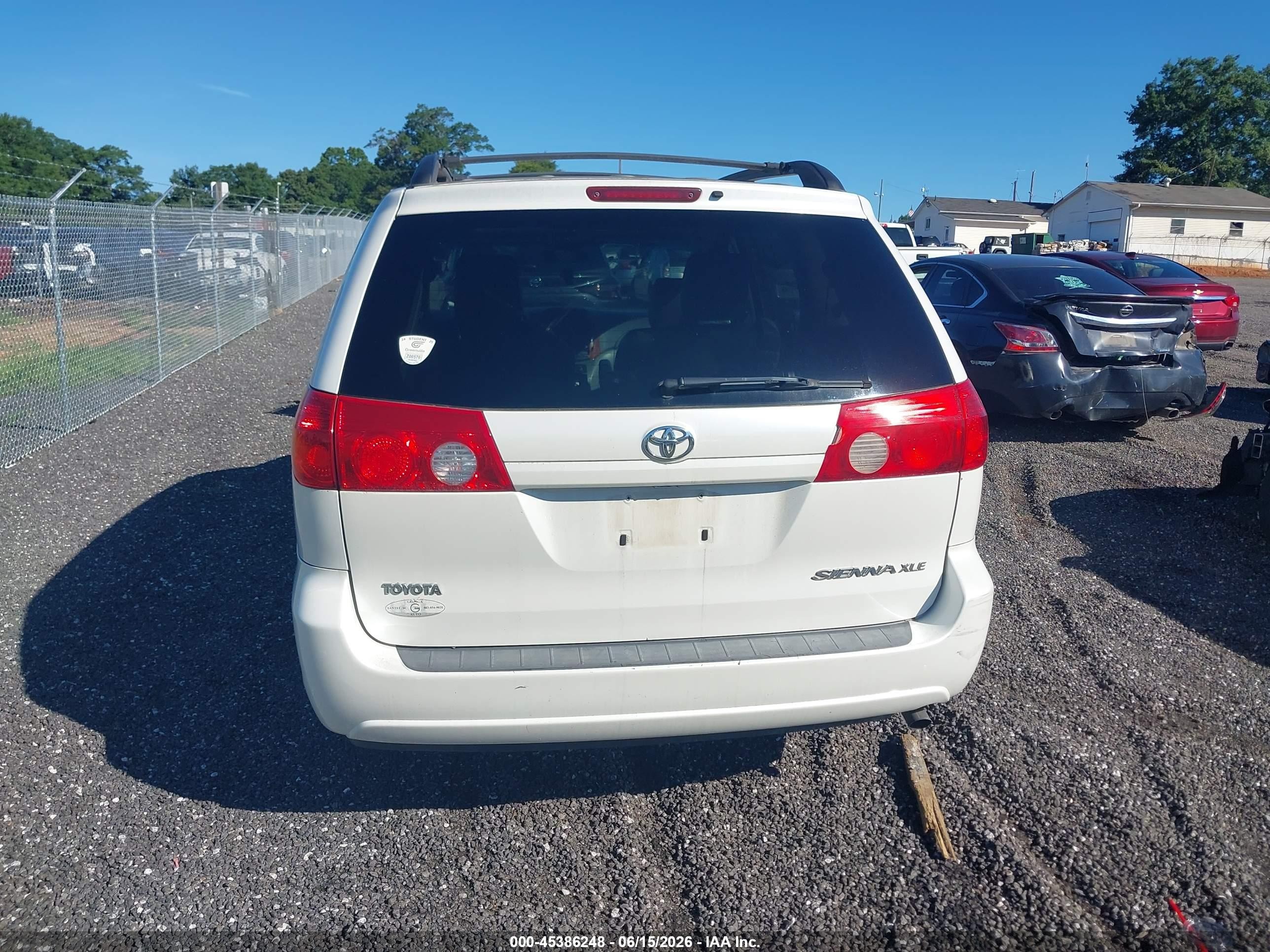 2010 Toyota Sienna Xle White vin: 5TDYK4CC2AS331011
