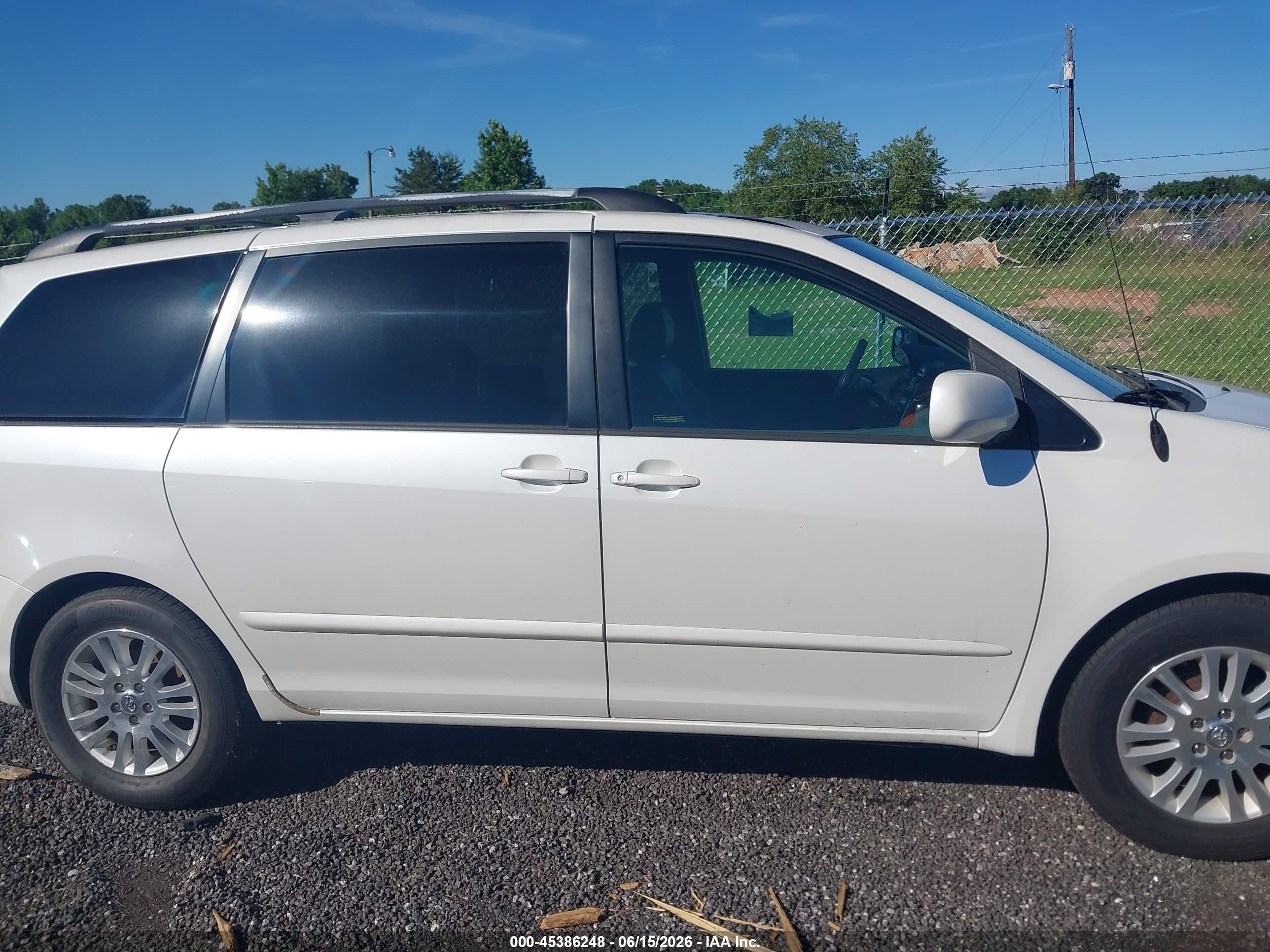 2010 Toyota Sienna Xle White vin: 5TDYK4CC2AS331011