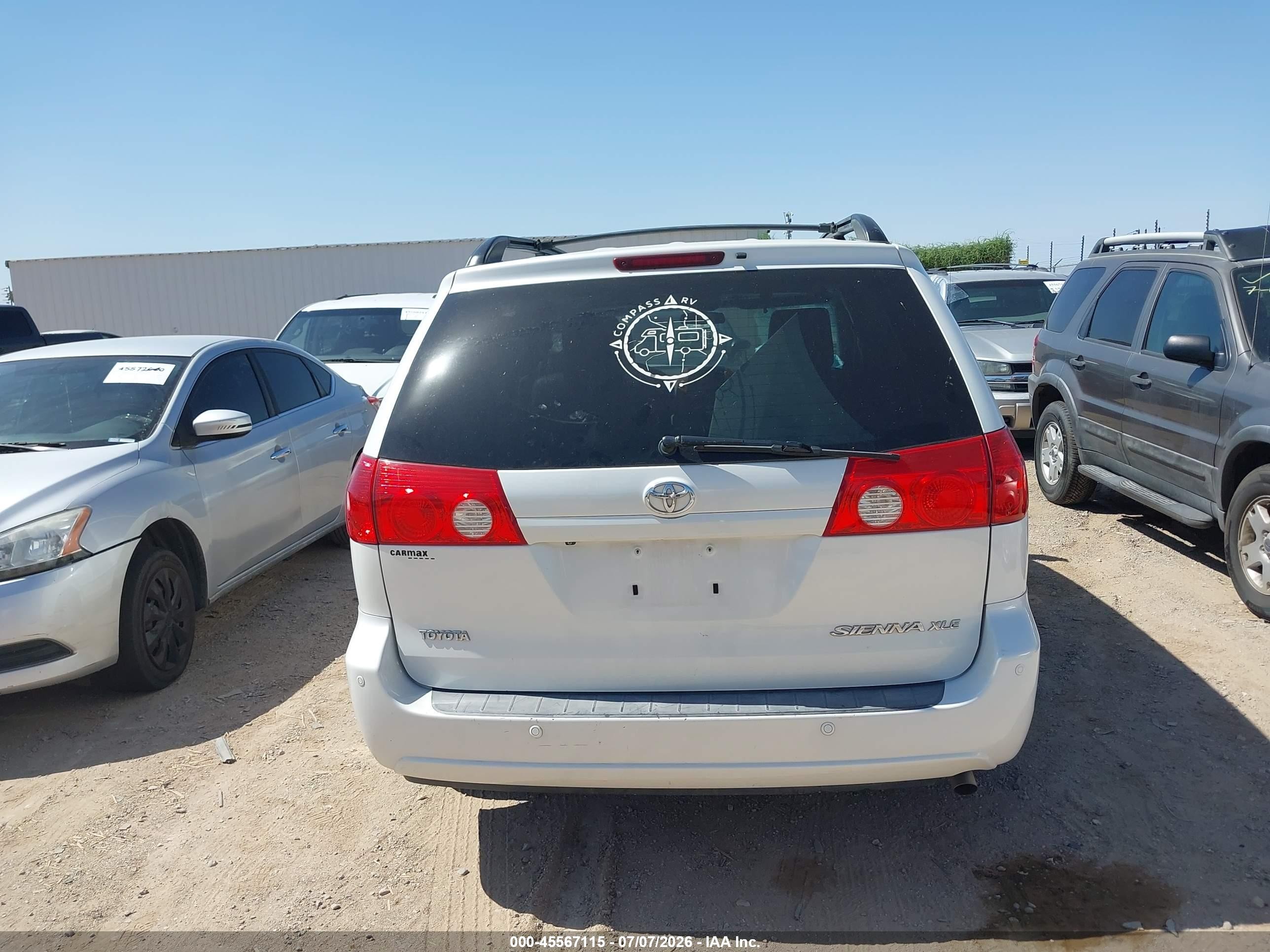 2010 Toyota Sienna Xle White vin: 5TDYK4CC2AS341182
