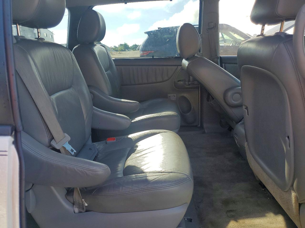 2010 Toyota Sienna Xle White vin: 5TDYK4CC3AS314704