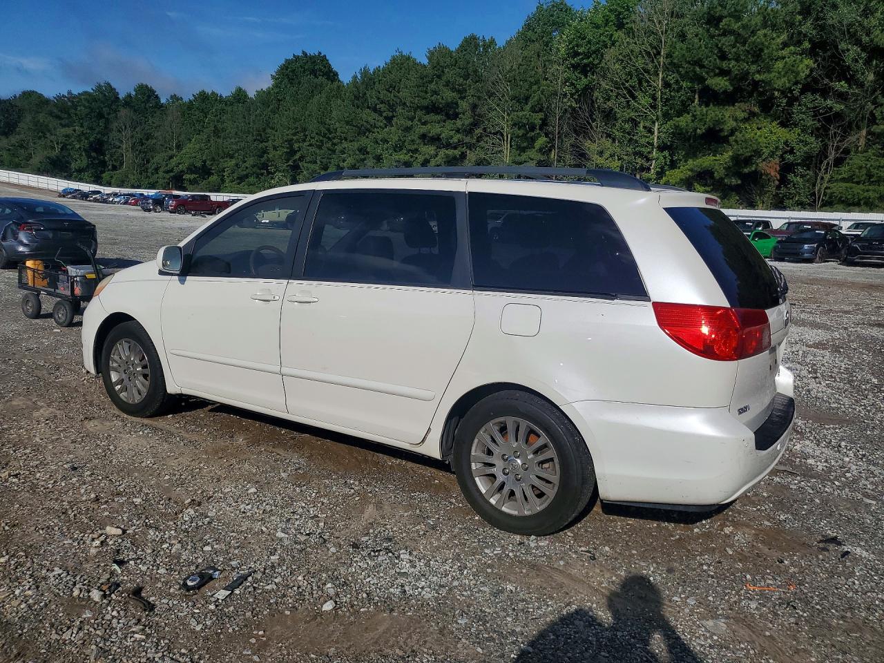2010 Toyota Sienna Xle White vin: 5TDYK4CC3AS314704