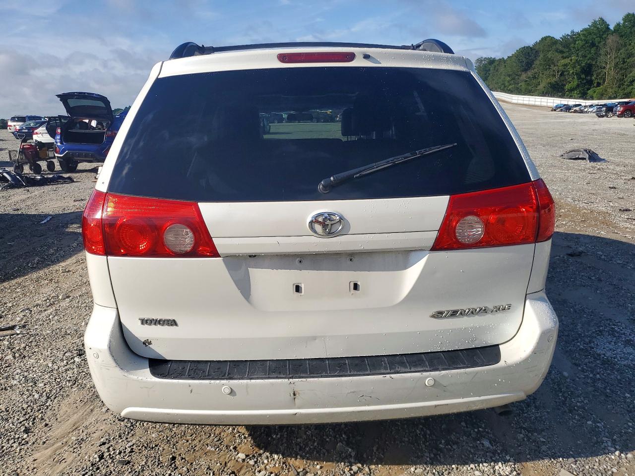 2010 Toyota Sienna Xle White vin: 5TDYK4CC3AS314704
