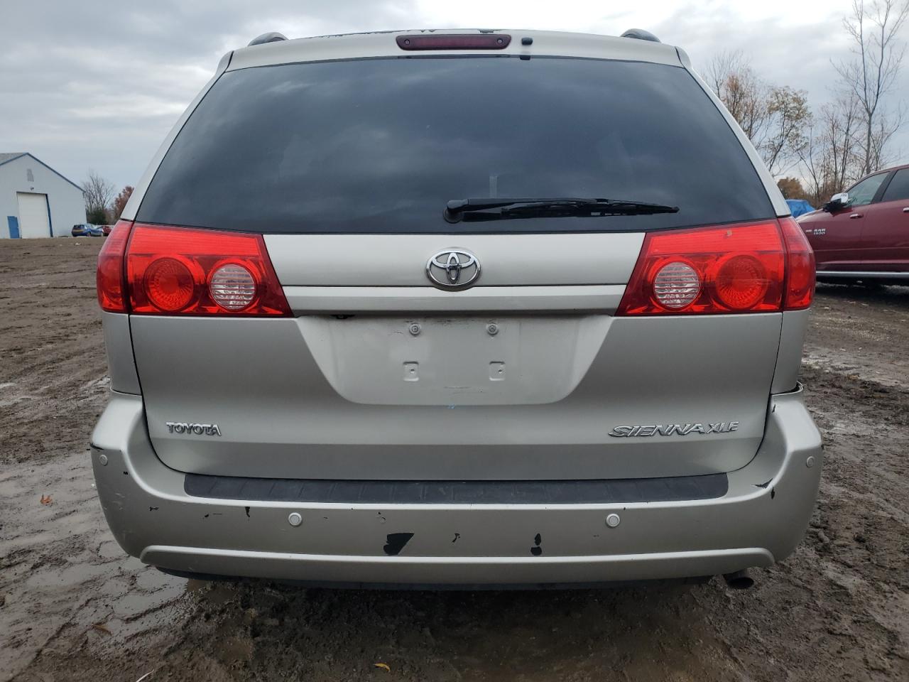2010 Toyota Sienna Xle Silver vin: 5TDYK4CC3AS316002