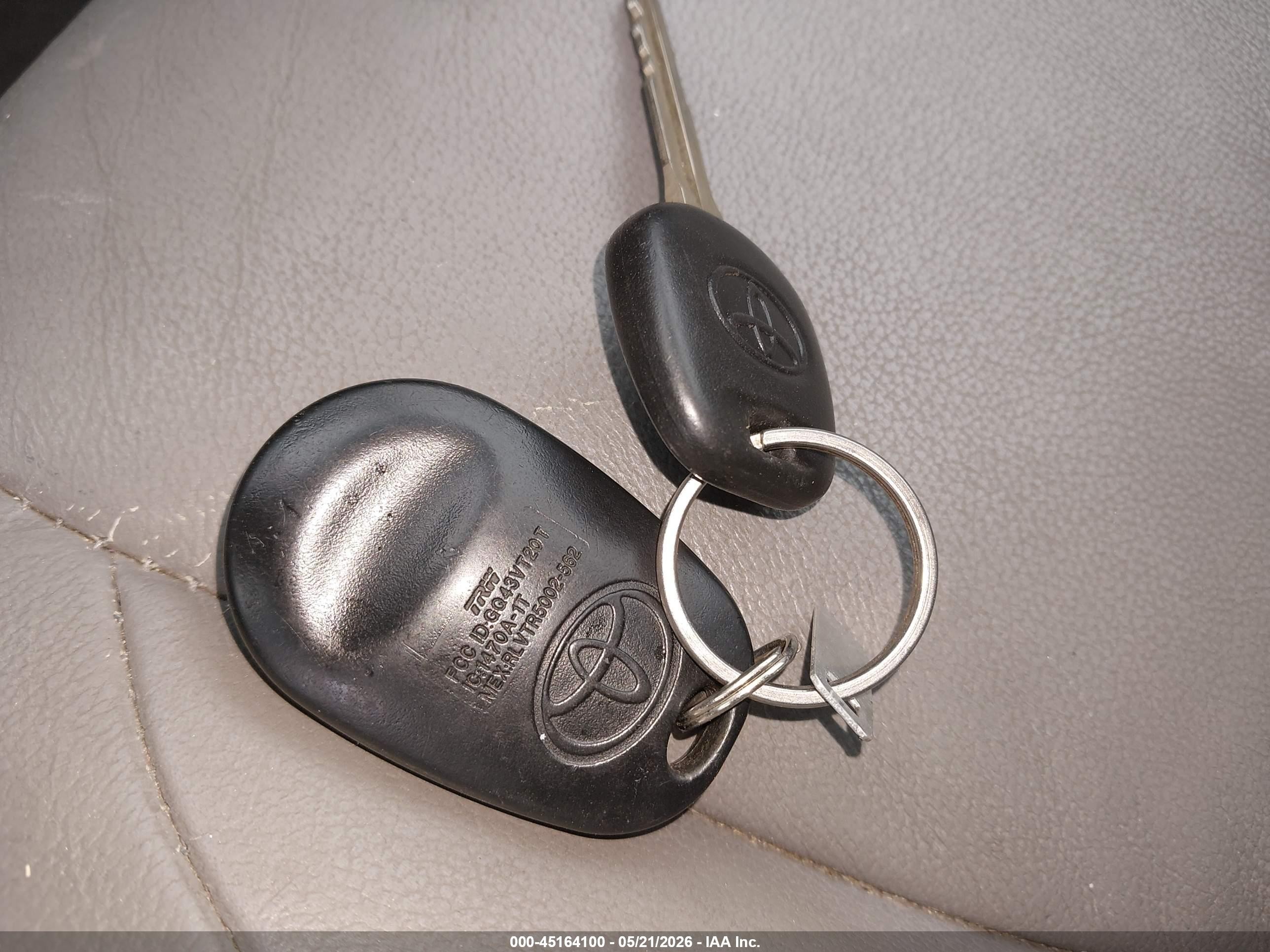 2010 Toyota Sienna Xle Silver vin: 5TDYK4CC4AS302593