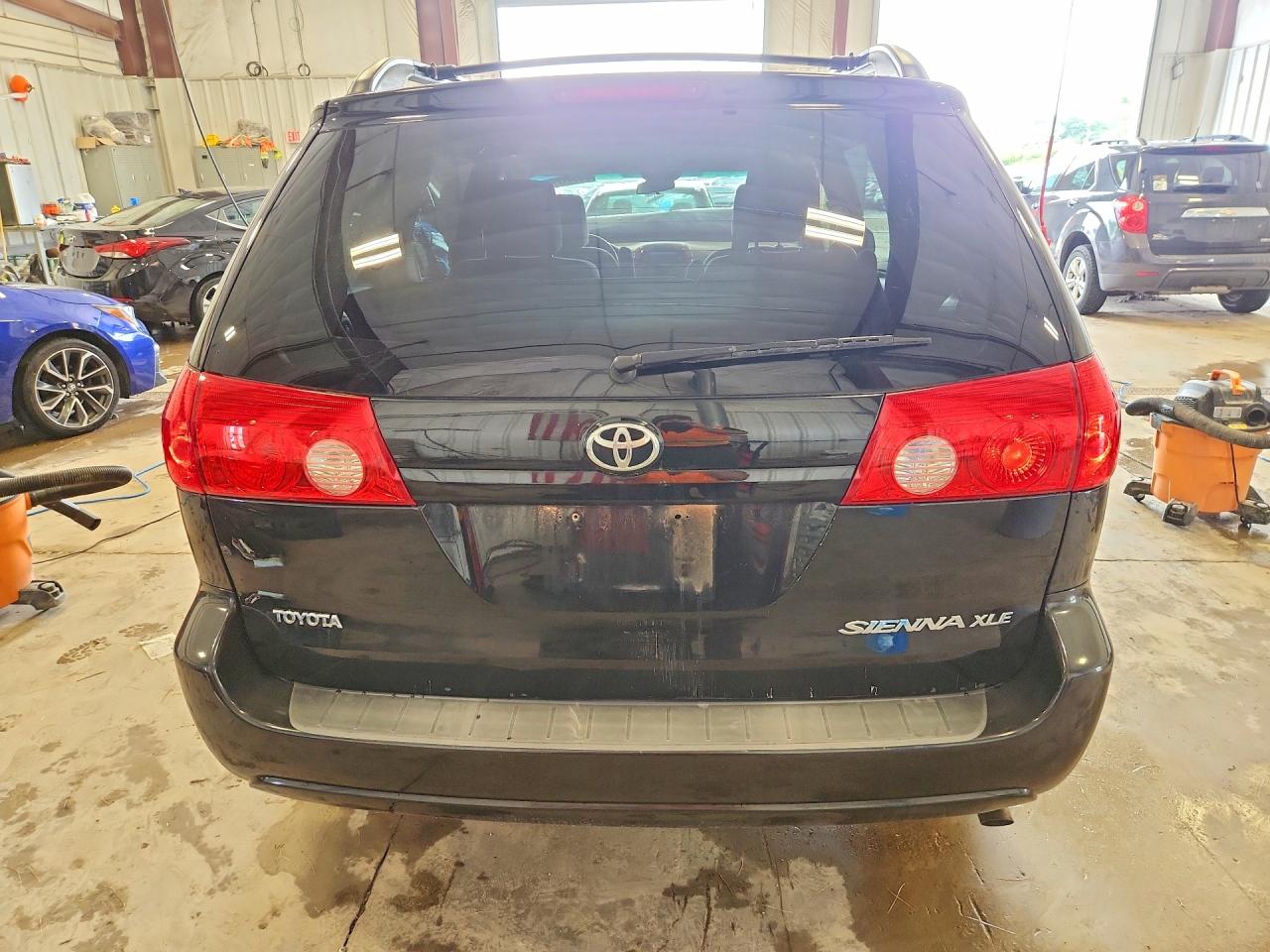 2010 Toyota Sienna Xle Black vin: 5TDYK4CC6AS329407