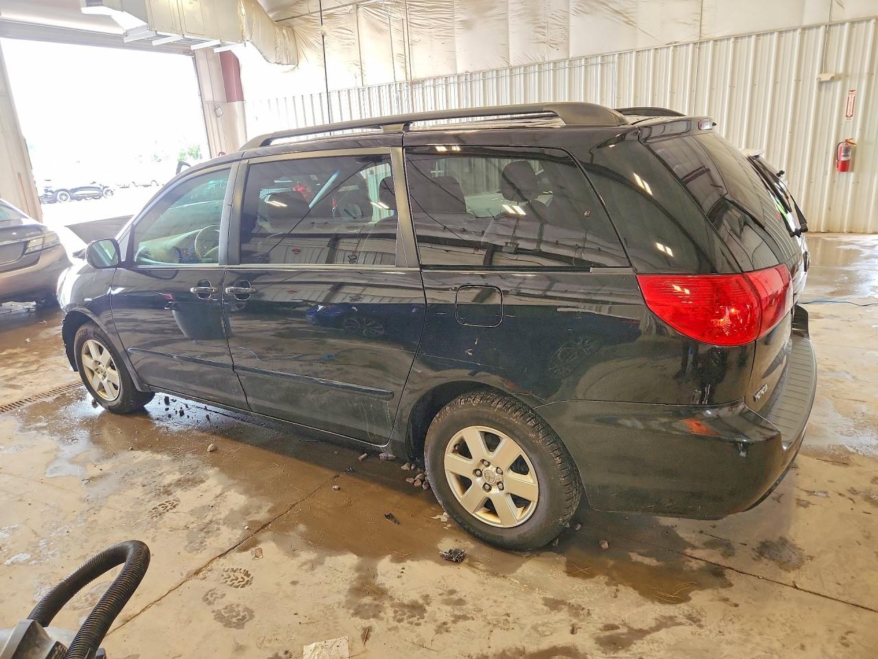 2010 Toyota Sienna Xle Black vin: 5TDYK4CC6AS329407