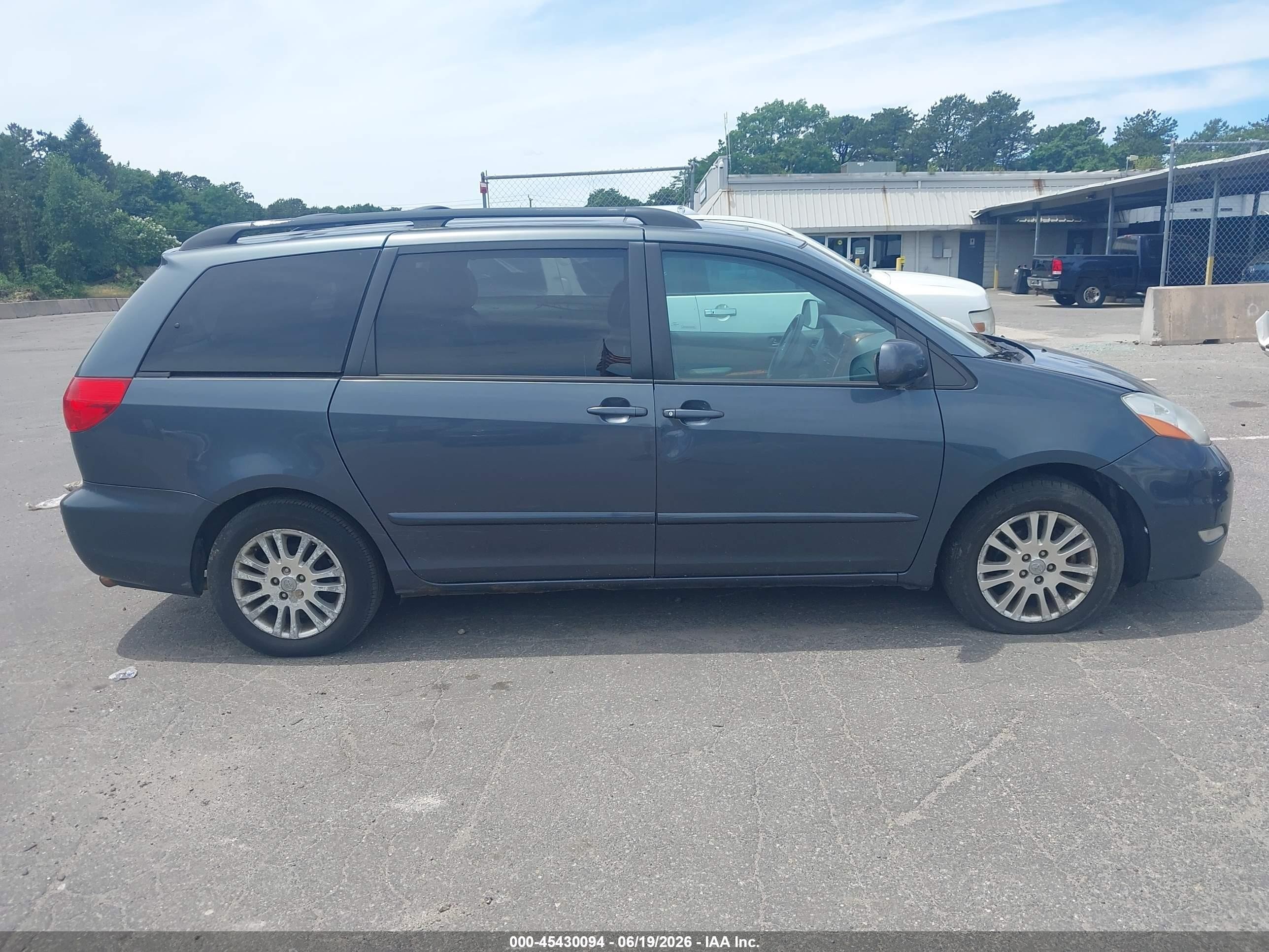 2010 Toyota Sienna Xle Blue vin: 5TDYK4CC7AS337726