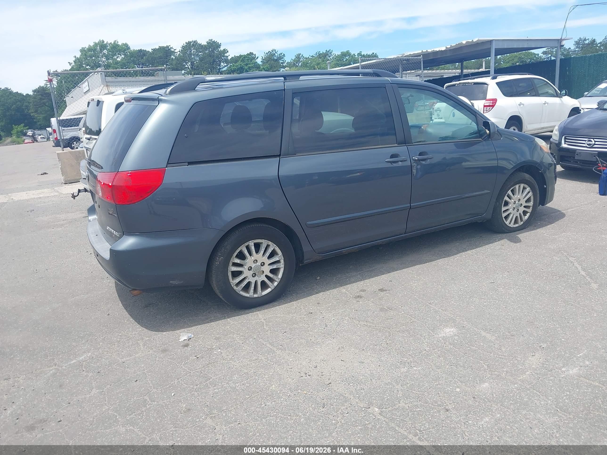 2010 Toyota Sienna Xle Blue vin: 5TDYK4CC7AS337726