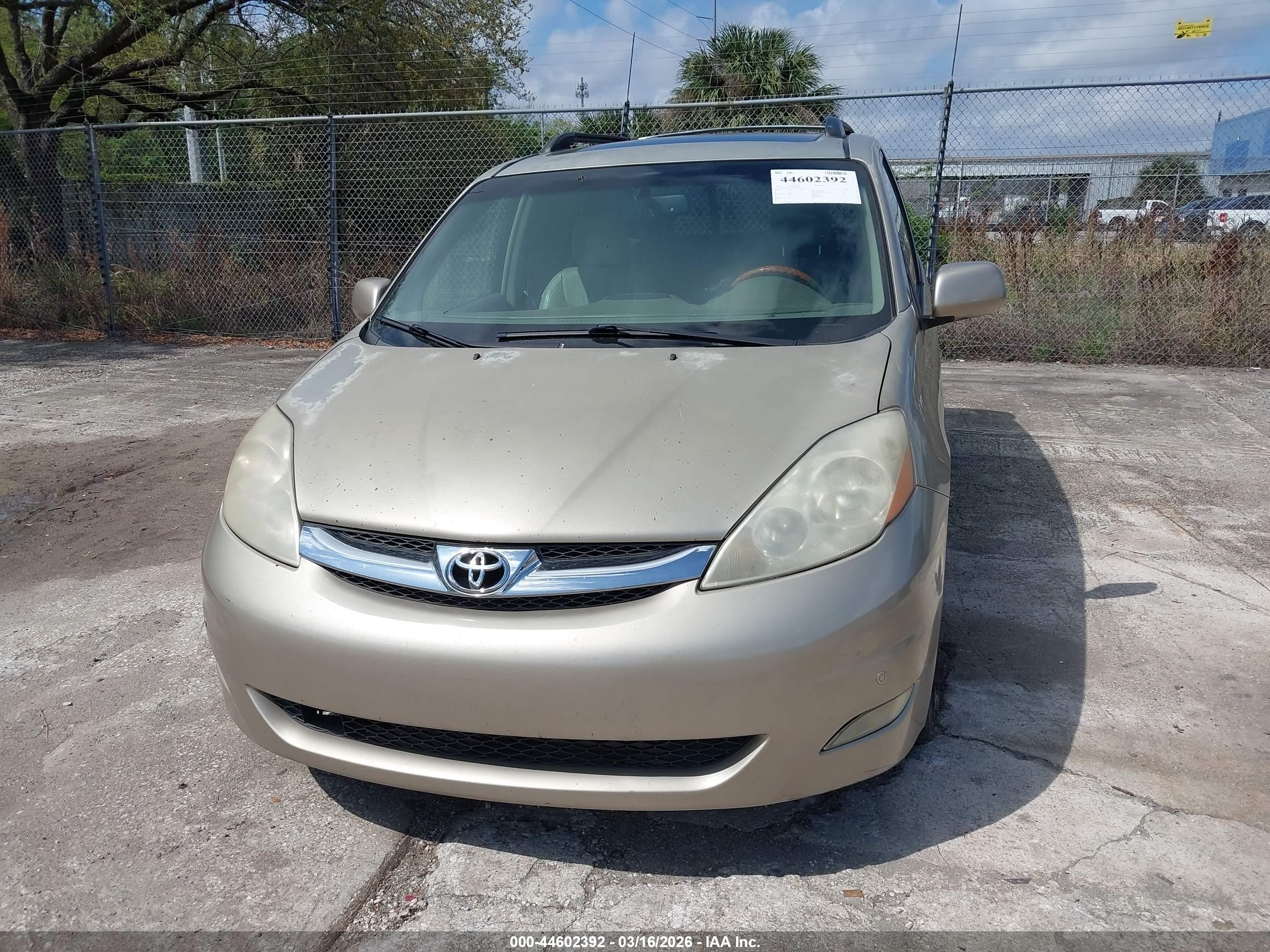 2010 Toyota Sienna Limited Золотой vin: 5TDYK4CC7AS340206