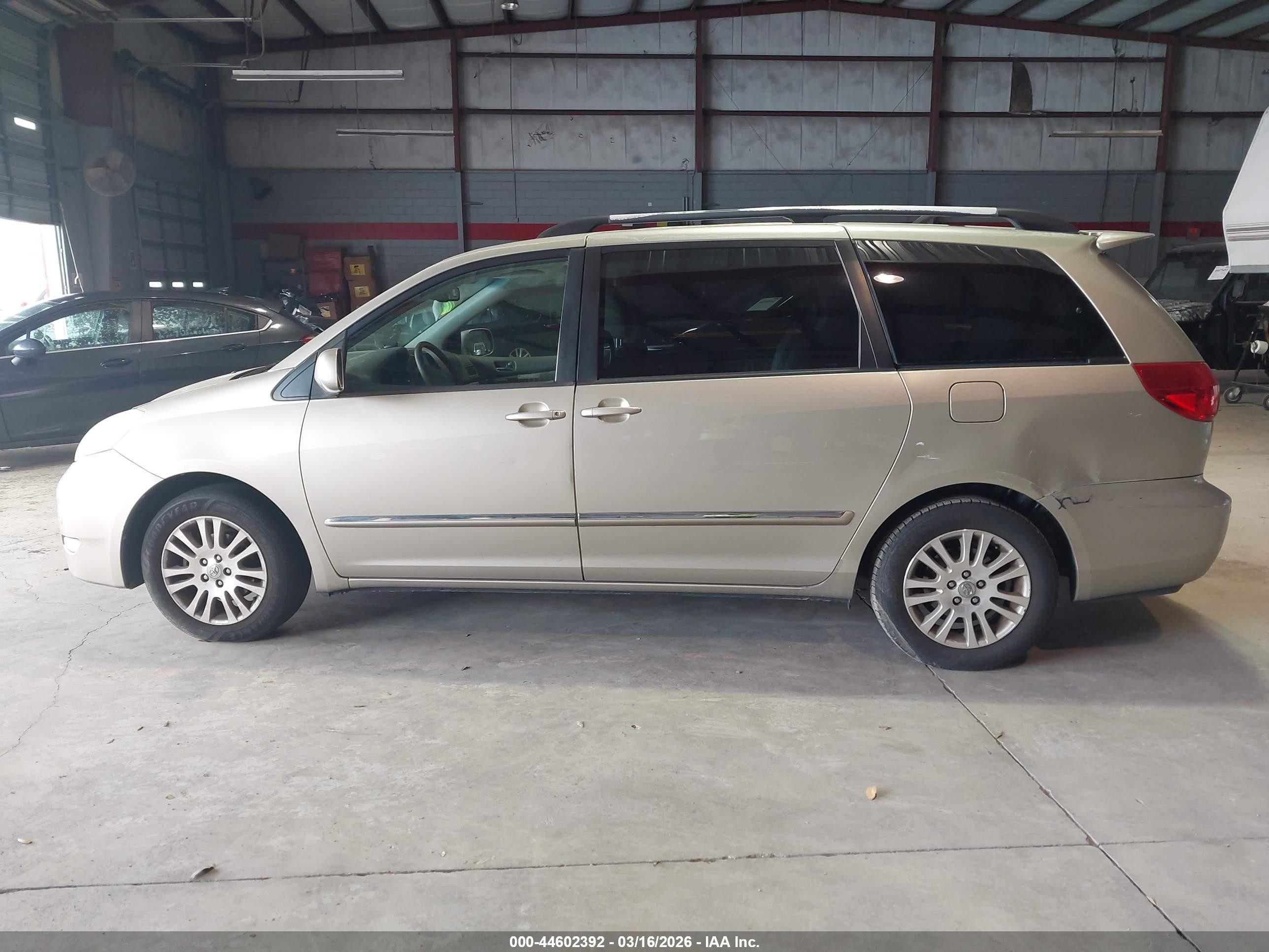 2010 Toyota Sienna Limited Золотой vin: 5TDYK4CC7AS340206