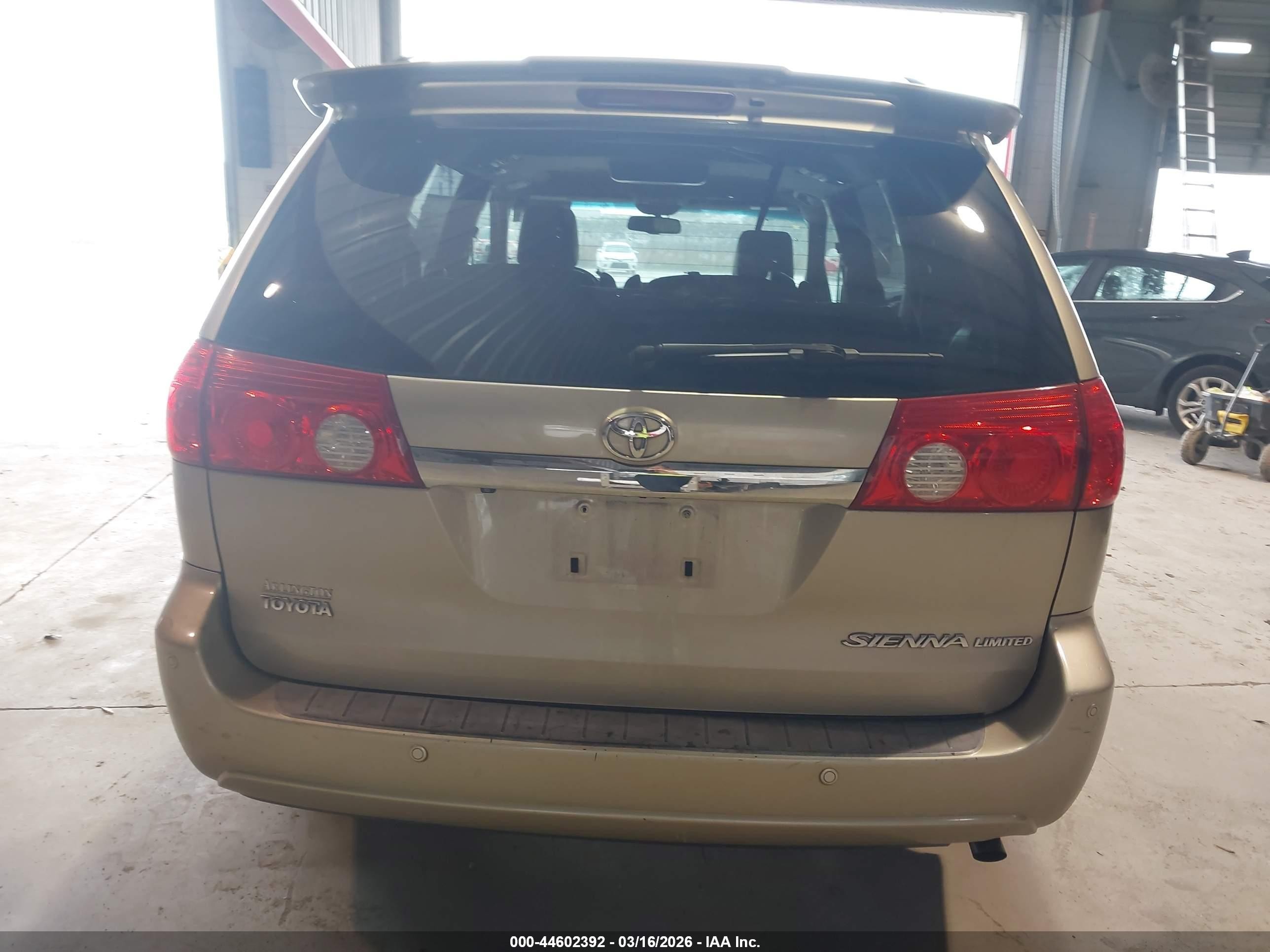2010 Toyota Sienna Limited Золотой vin: 5TDYK4CC7AS340206