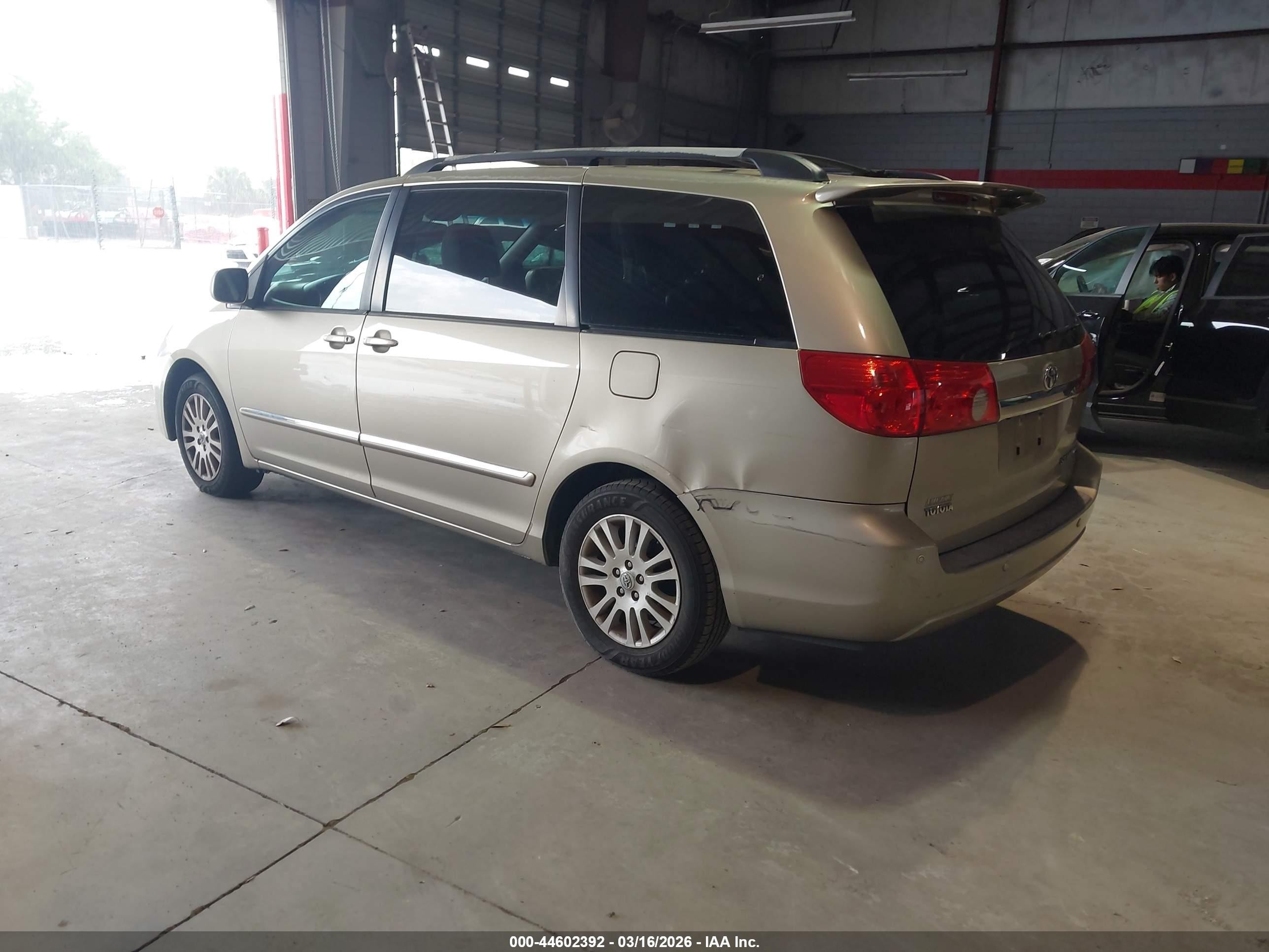 2010 Toyota Sienna Limited Золотой vin: 5TDYK4CC7AS340206