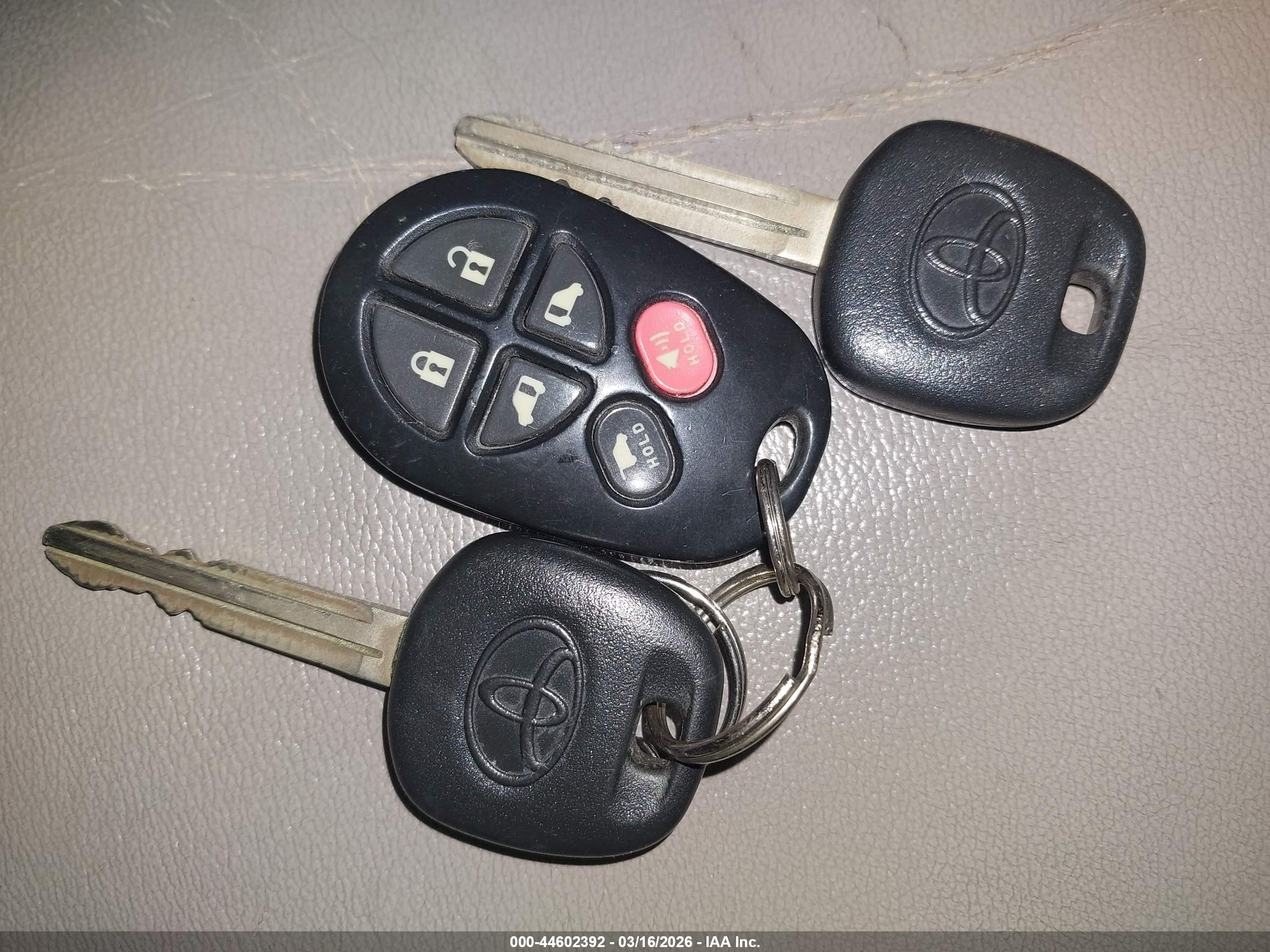2010 Toyota Sienna Limited Золотой vin: 5TDYK4CC7AS340206