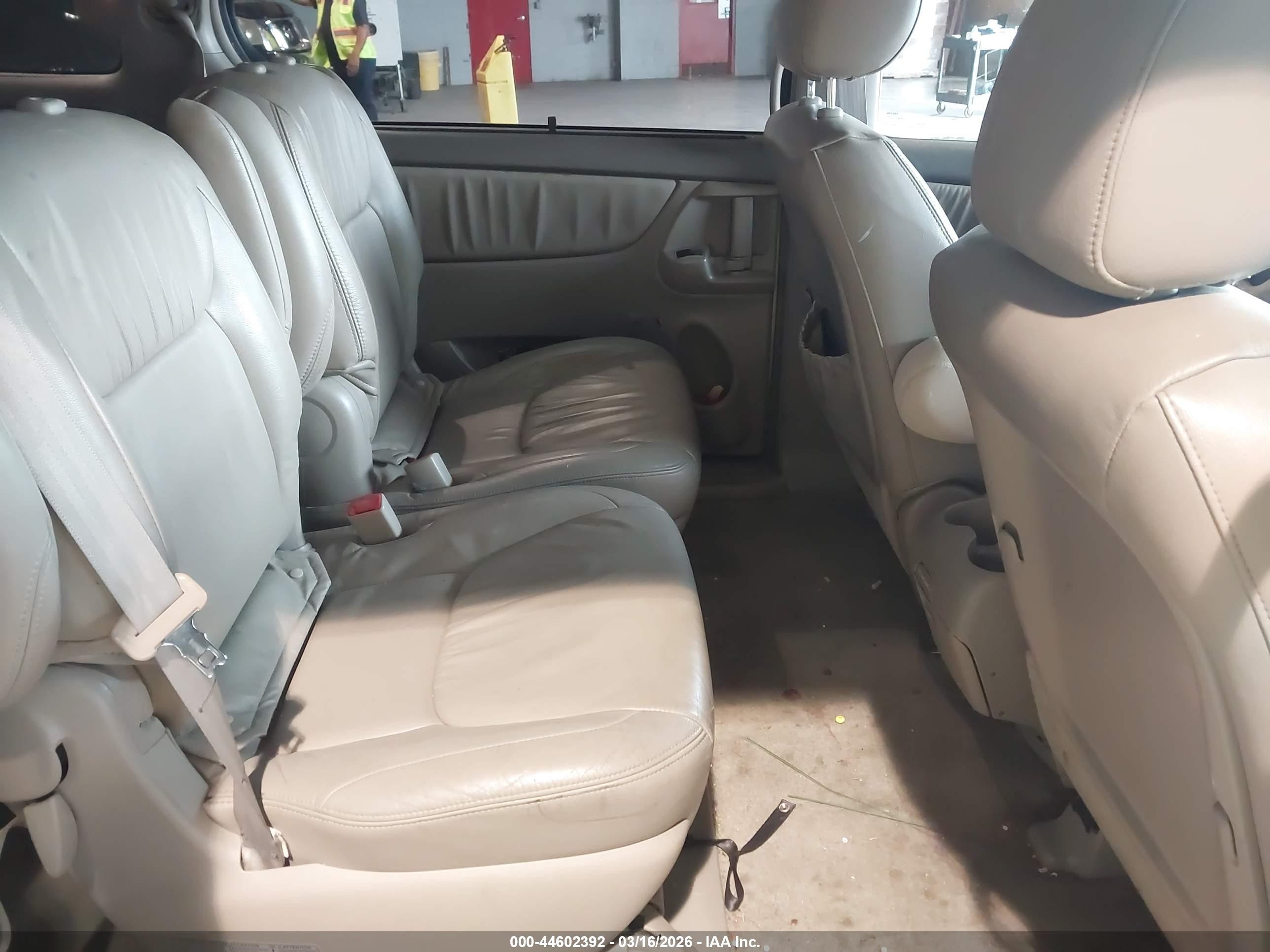 2010 Toyota Sienna Limited Золотой vin: 5TDYK4CC7AS340206