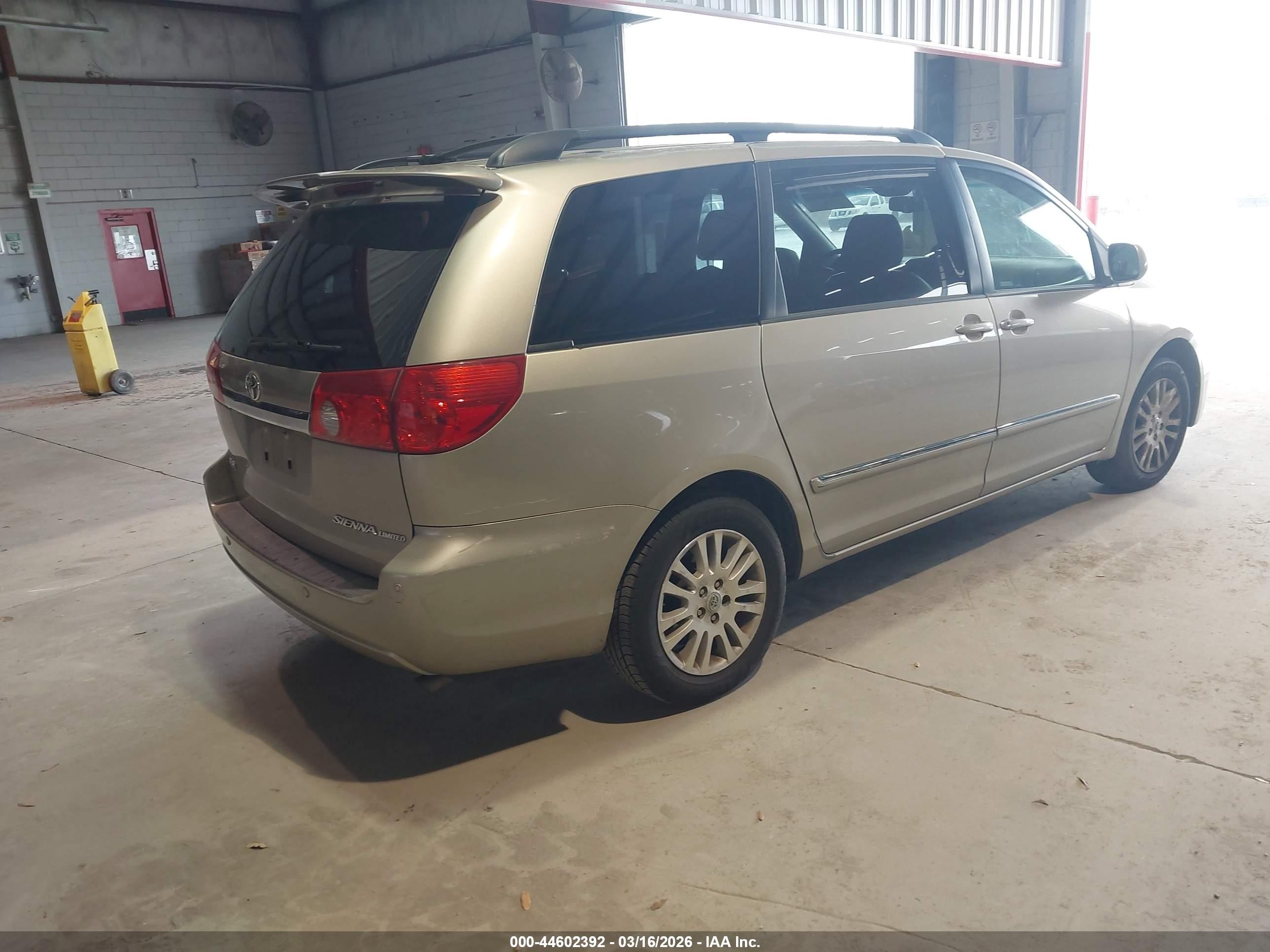 2010 Toyota Sienna Limited Золотой vin: 5TDYK4CC7AS340206