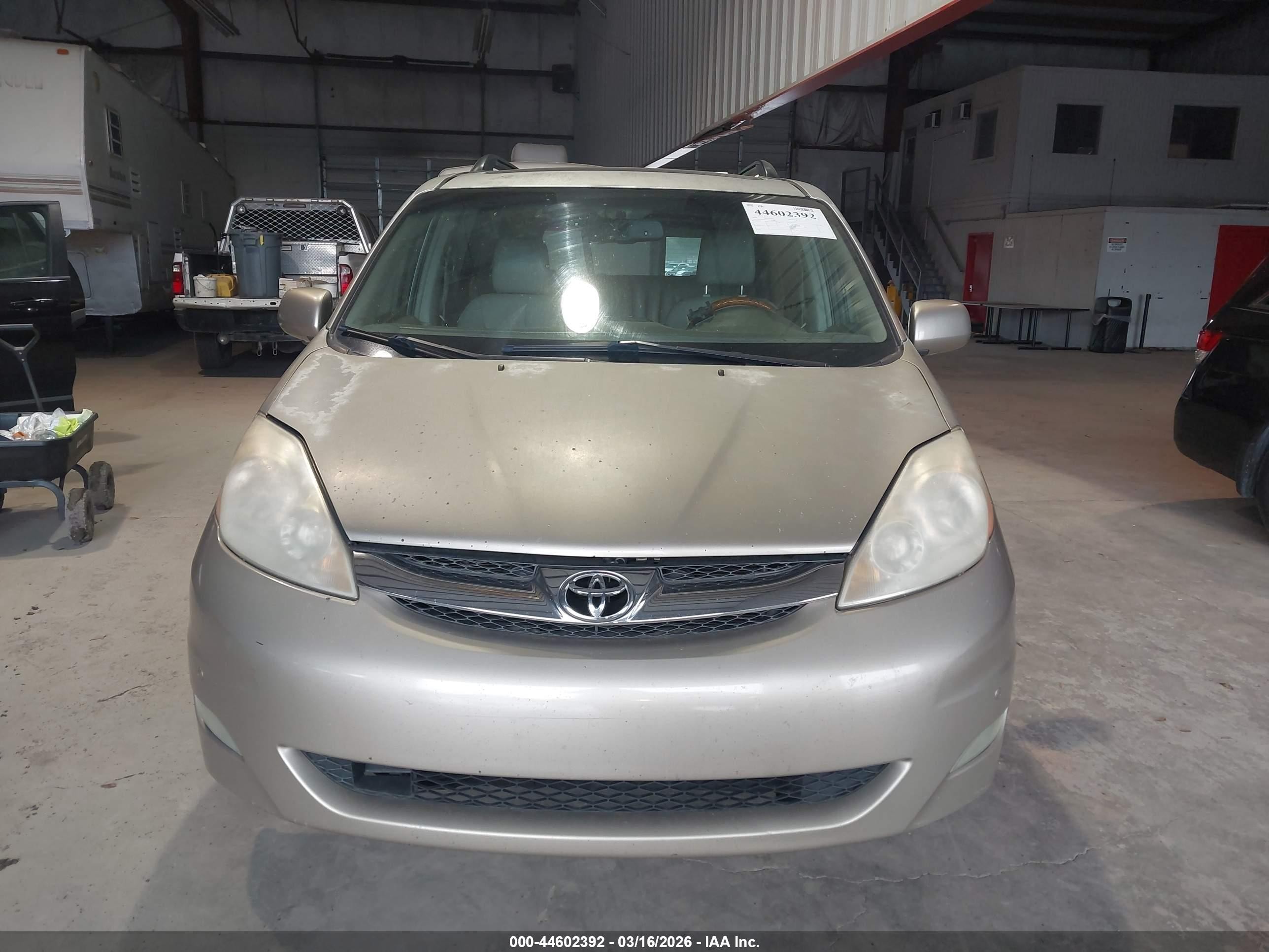 2010 Toyota Sienna Limited Золотой vin: 5TDYK4CC7AS340206