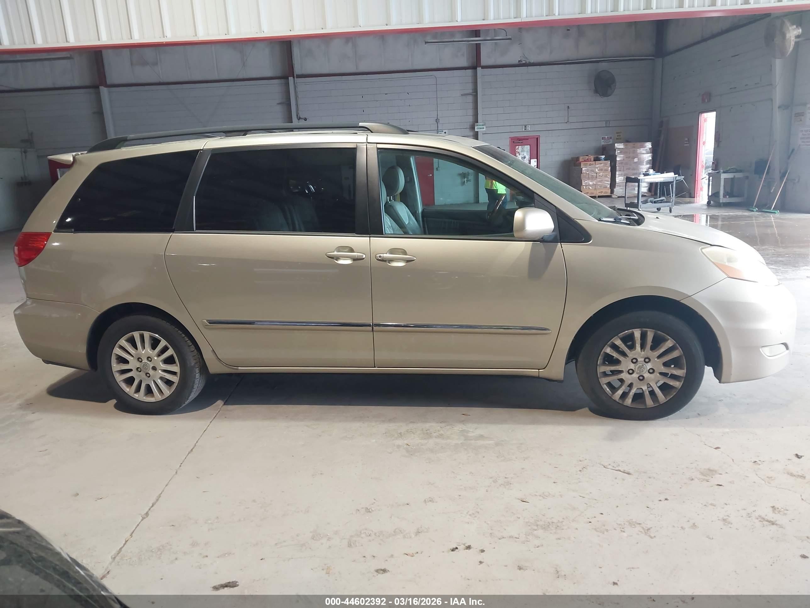 2010 Toyota Sienna Limited Золотой vin: 5TDYK4CC7AS340206